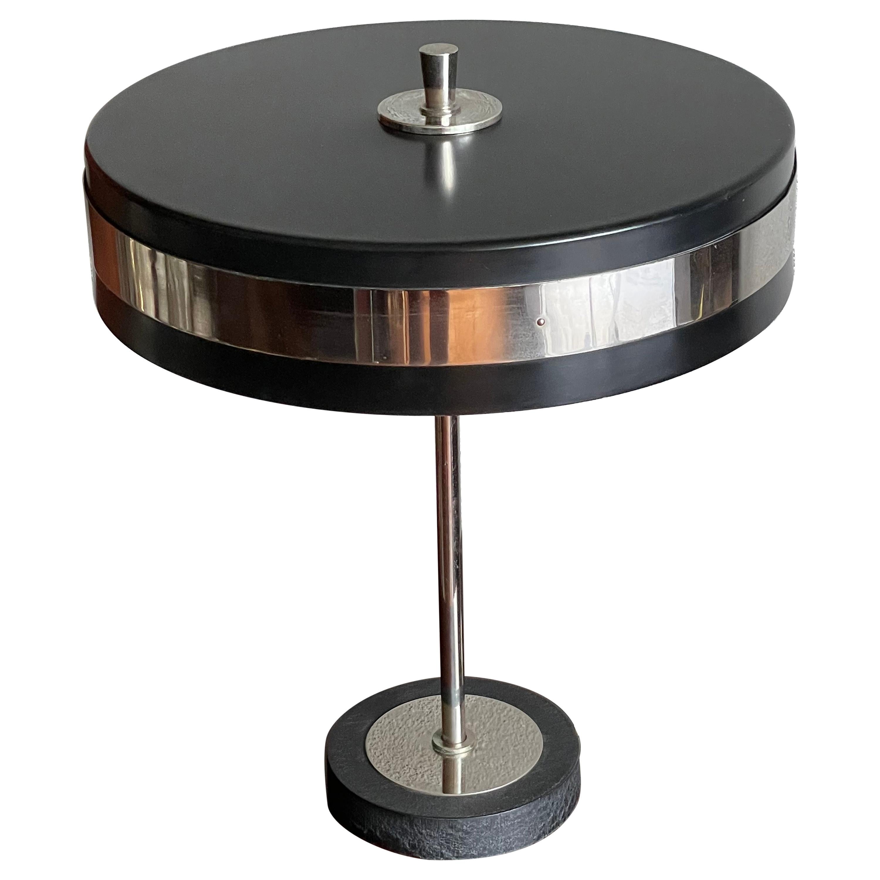 Lampe de table ou de bureau mi-siècle moderne à abat-jour circulaire en métal noirci et chrome en vente