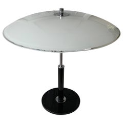 Lampe de table / bureau moderne du milieu du siècle en métal noirci et chromé avec abat-jour en verre