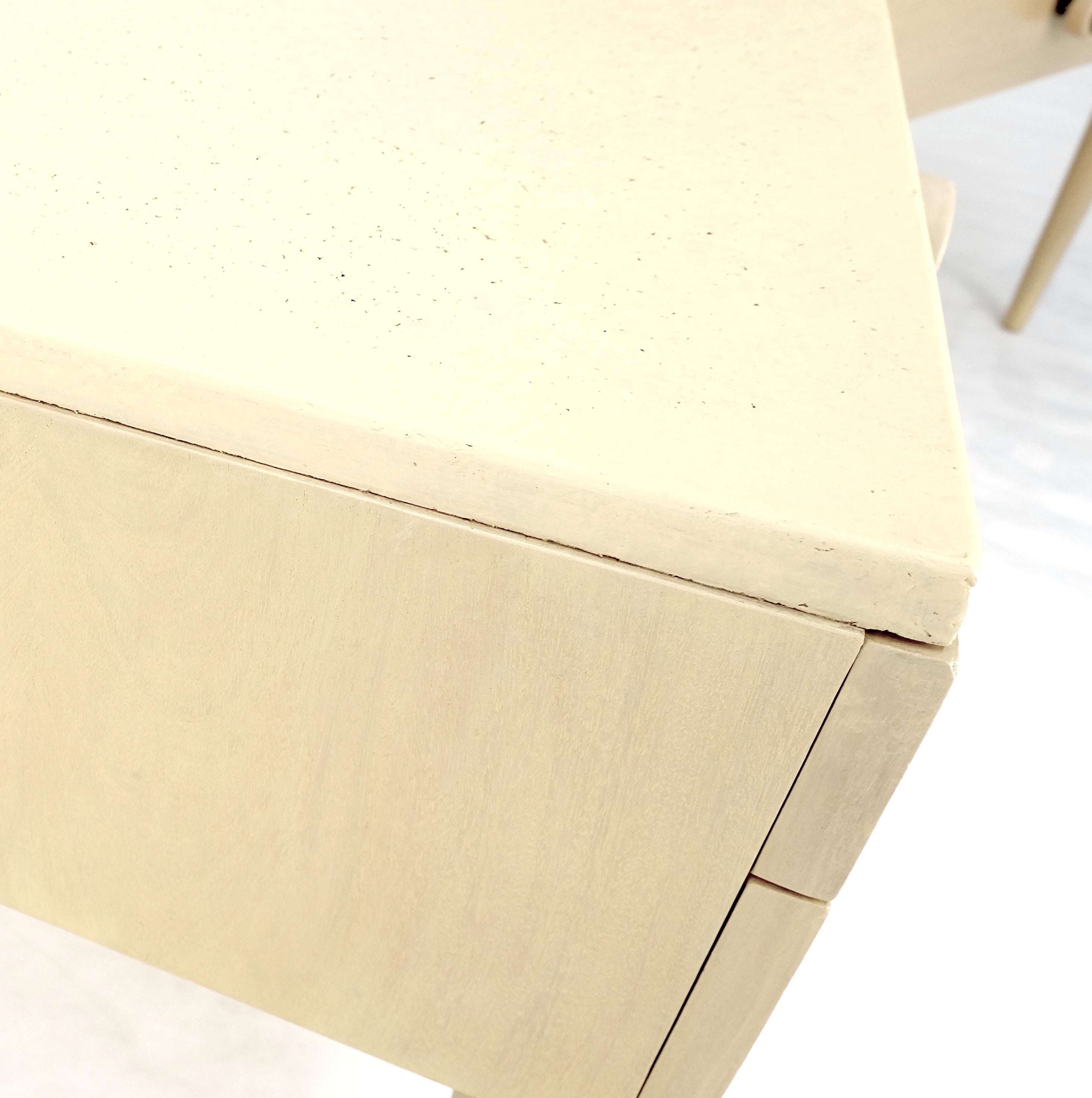 Tables d'appoint Paul Frankl mi-siècle modernes en noyer blanchi avec plateau en liège en vente 2