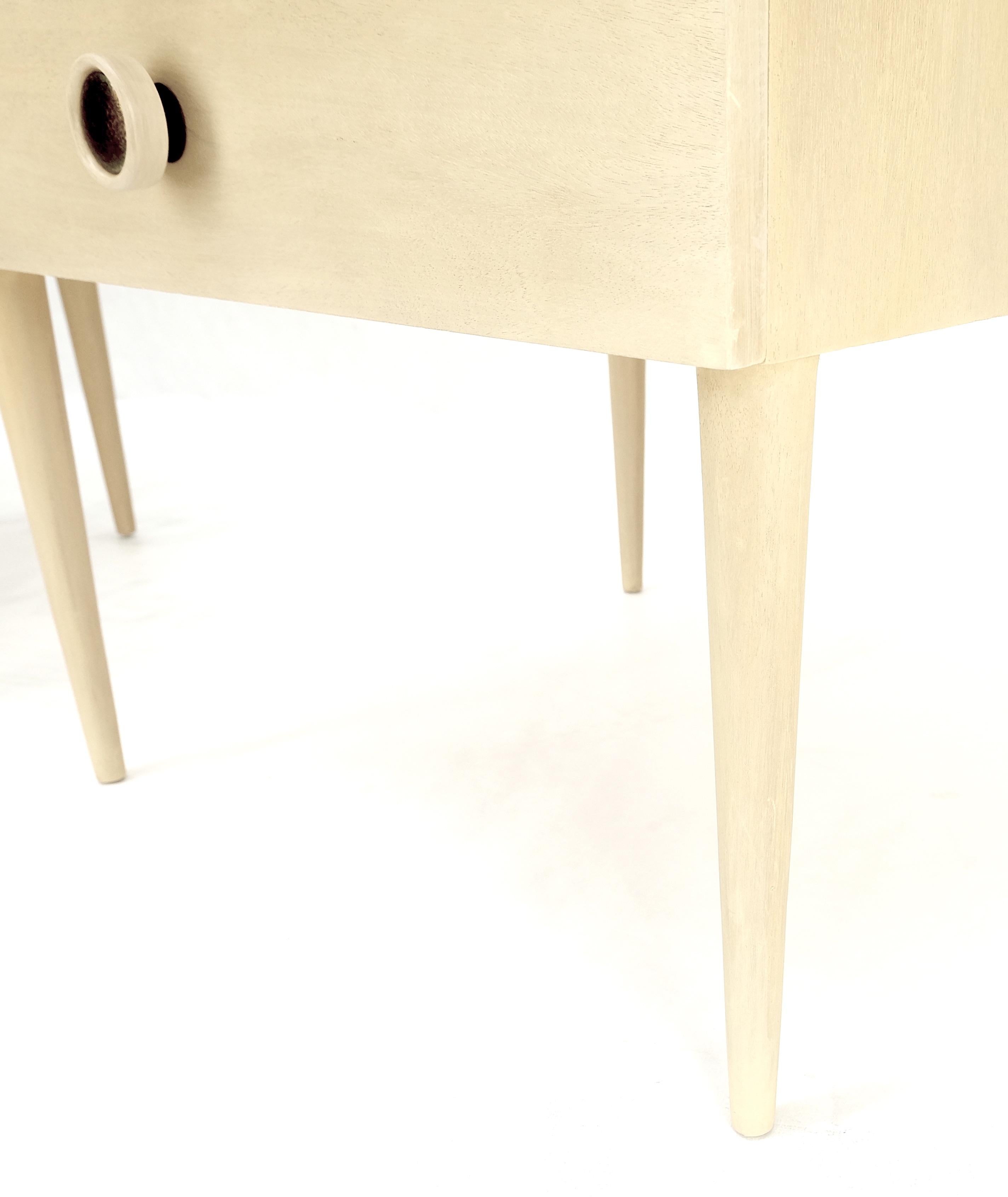 Noyer Tables d'appoint Paul Frankl mi-siècle modernes en noyer blanchi avec plateau en liège en vente