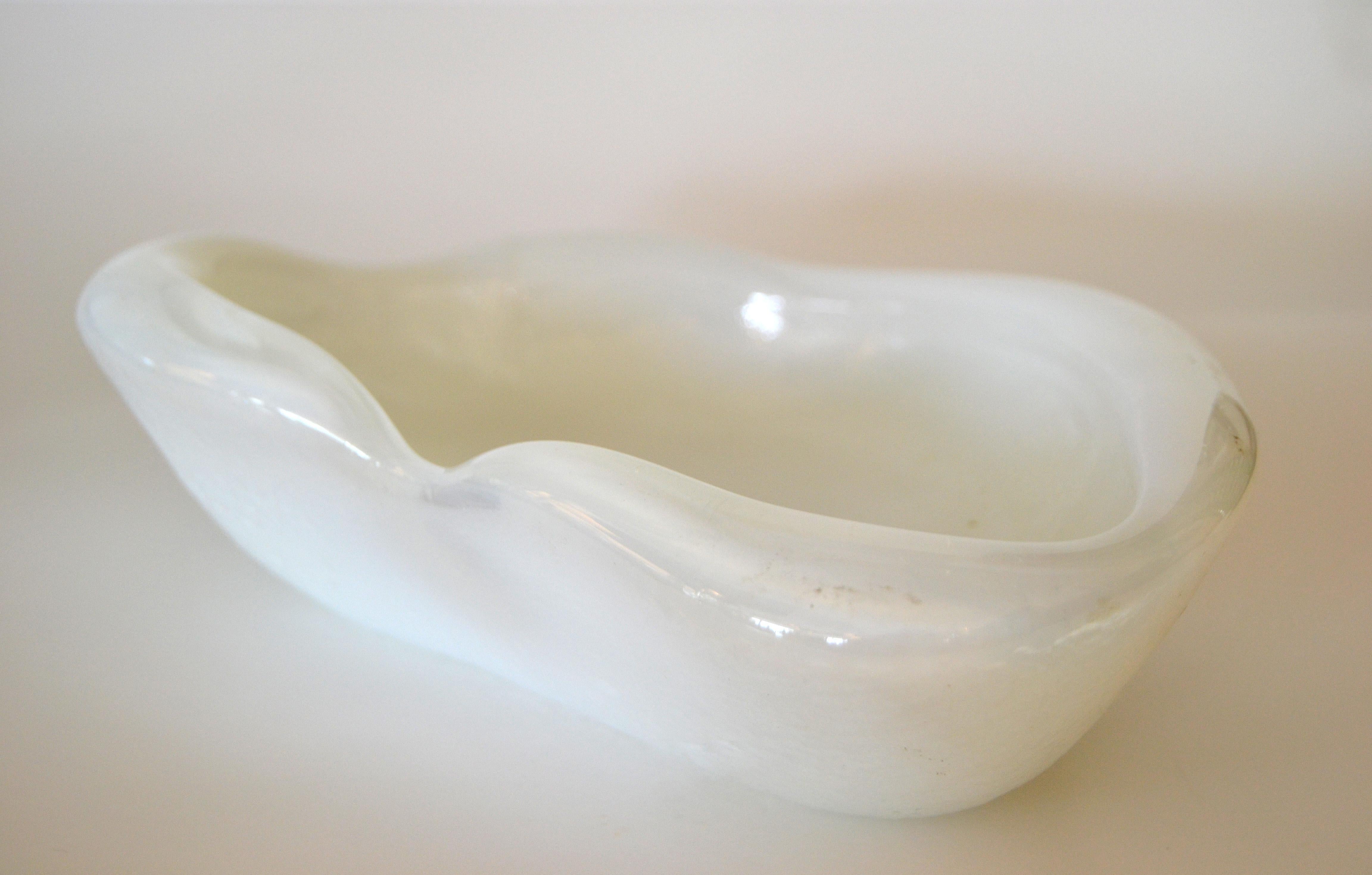 Americano Posacenere a forma di ciotola in vetro bianco di metà secolo Blenko Attributed Thick White Catchall Bowl in vendita