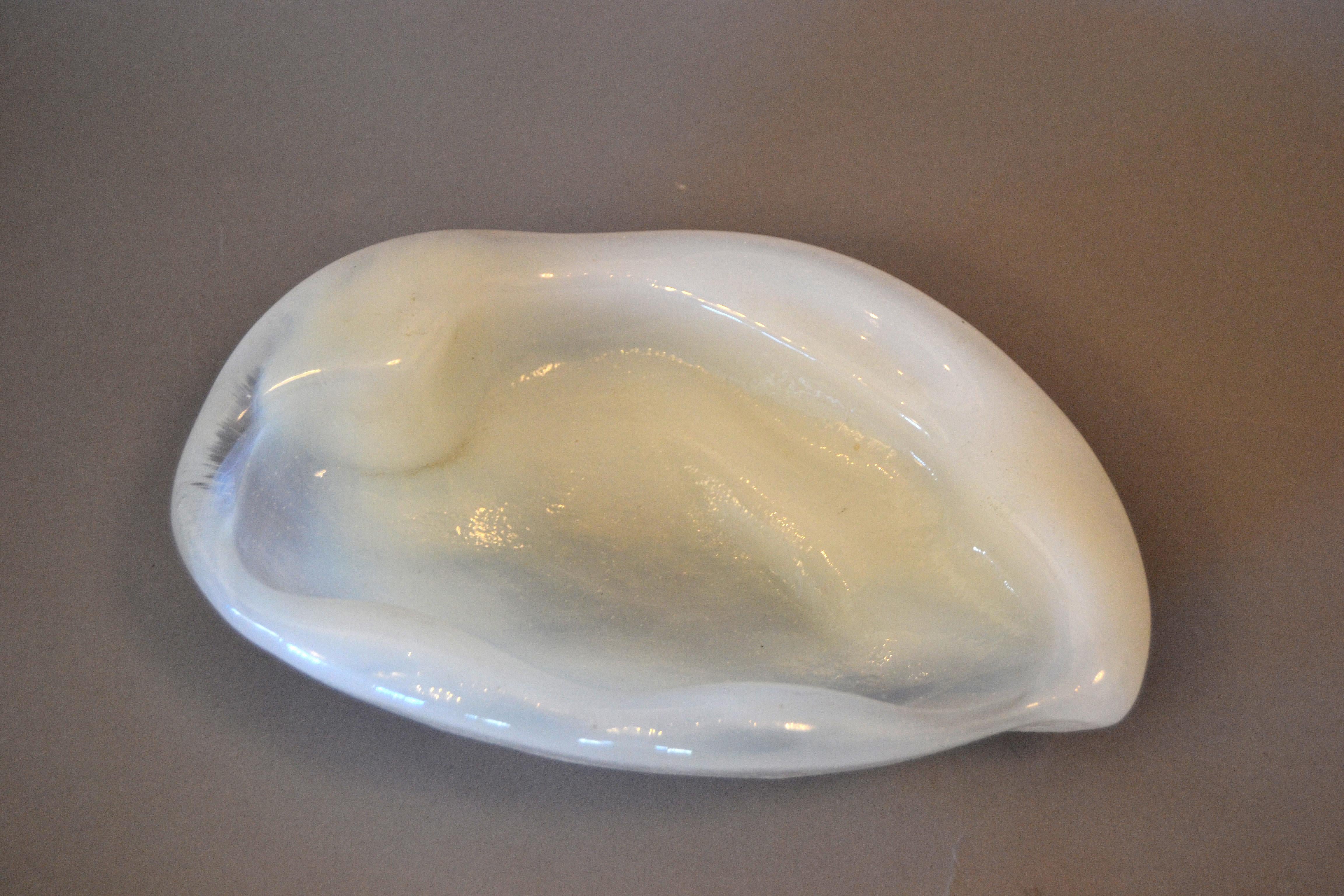 Fatto a mano Posacenere a forma di ciotola in vetro bianco di metà secolo Blenko Attributed Thick White Catchall Bowl in vendita