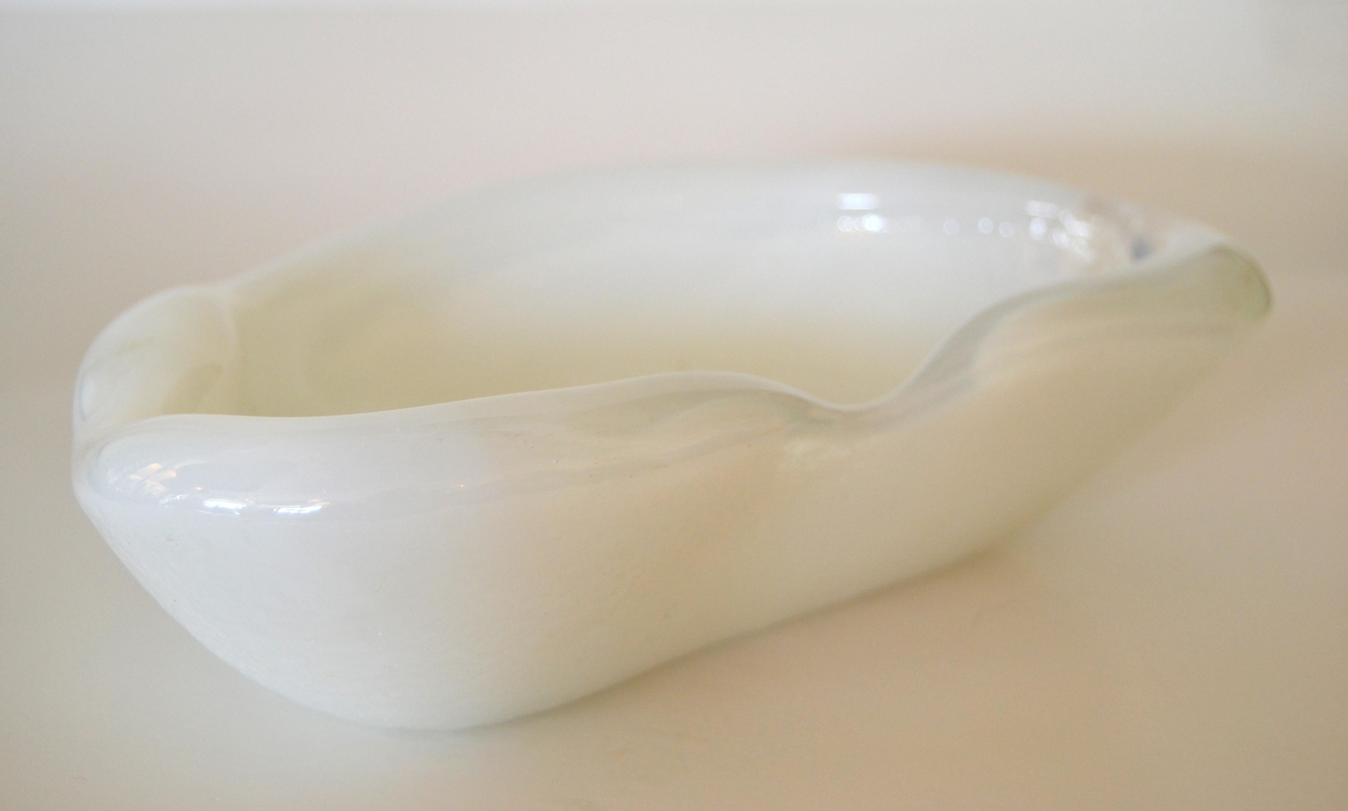 Fatto a mano Posacenere a forma di ciotola in vetro bianco di metà secolo Blenko Attributed Thick White Catchall Bowl in vendita