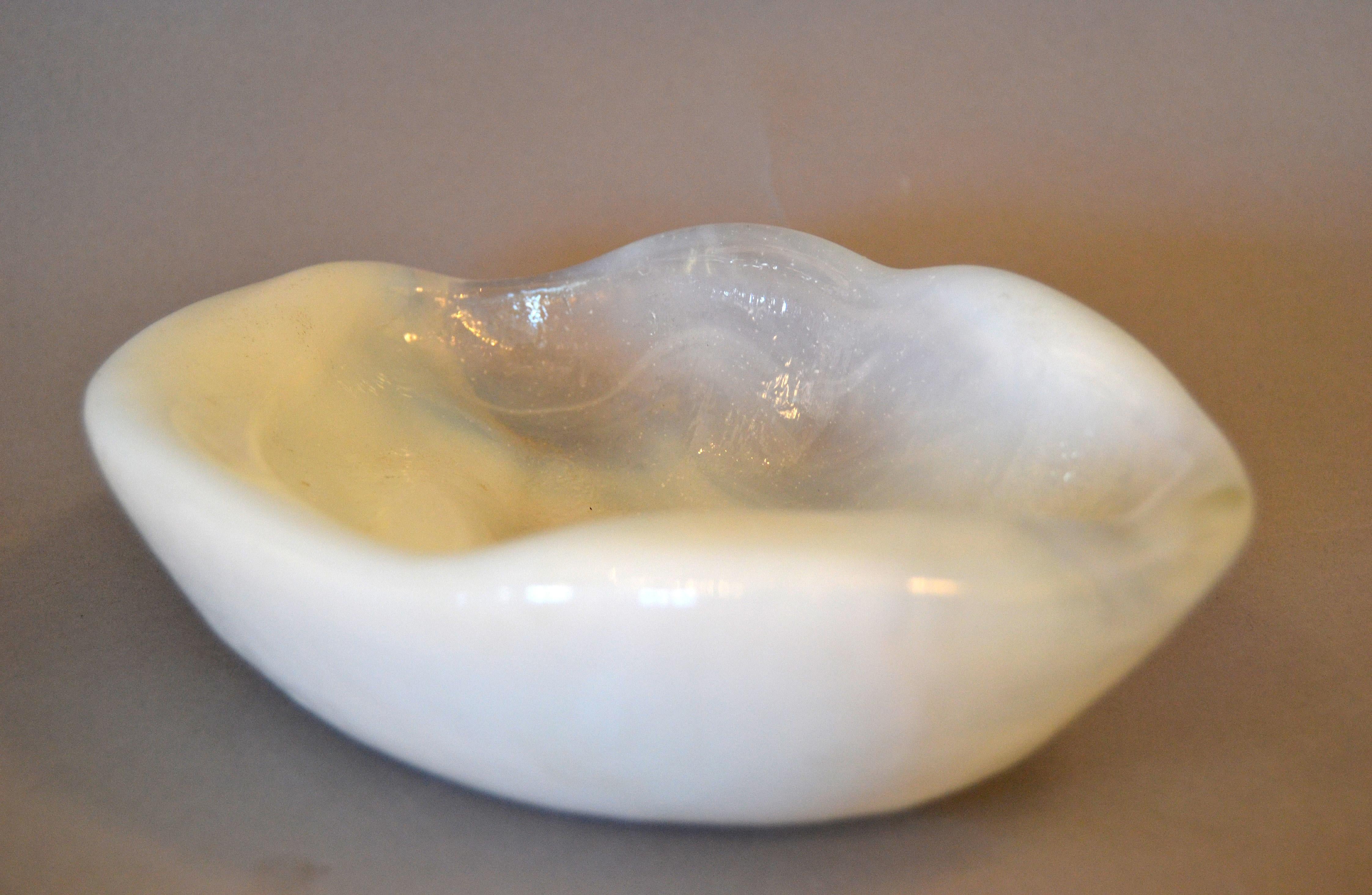 Posacenere a forma di ciotola in vetro bianco di metà secolo Blenko Attributed Thick White Catchall Bowl In condizioni buone in vendita a Miami, FL