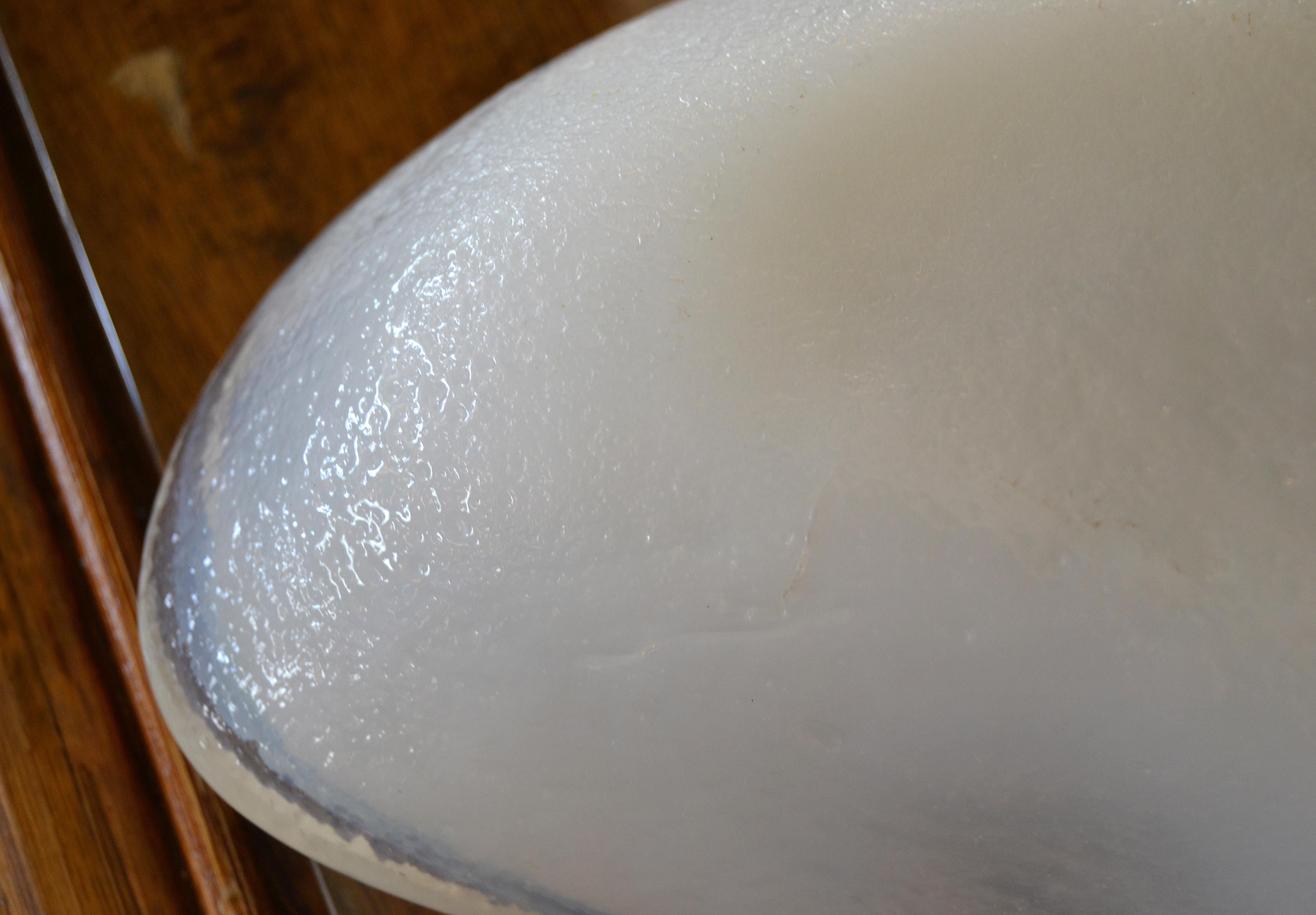 Vetro artistico Posacenere a forma di ciotola in vetro bianco di metà secolo Blenko Attributed Thick White Catchall Bowl in vendita