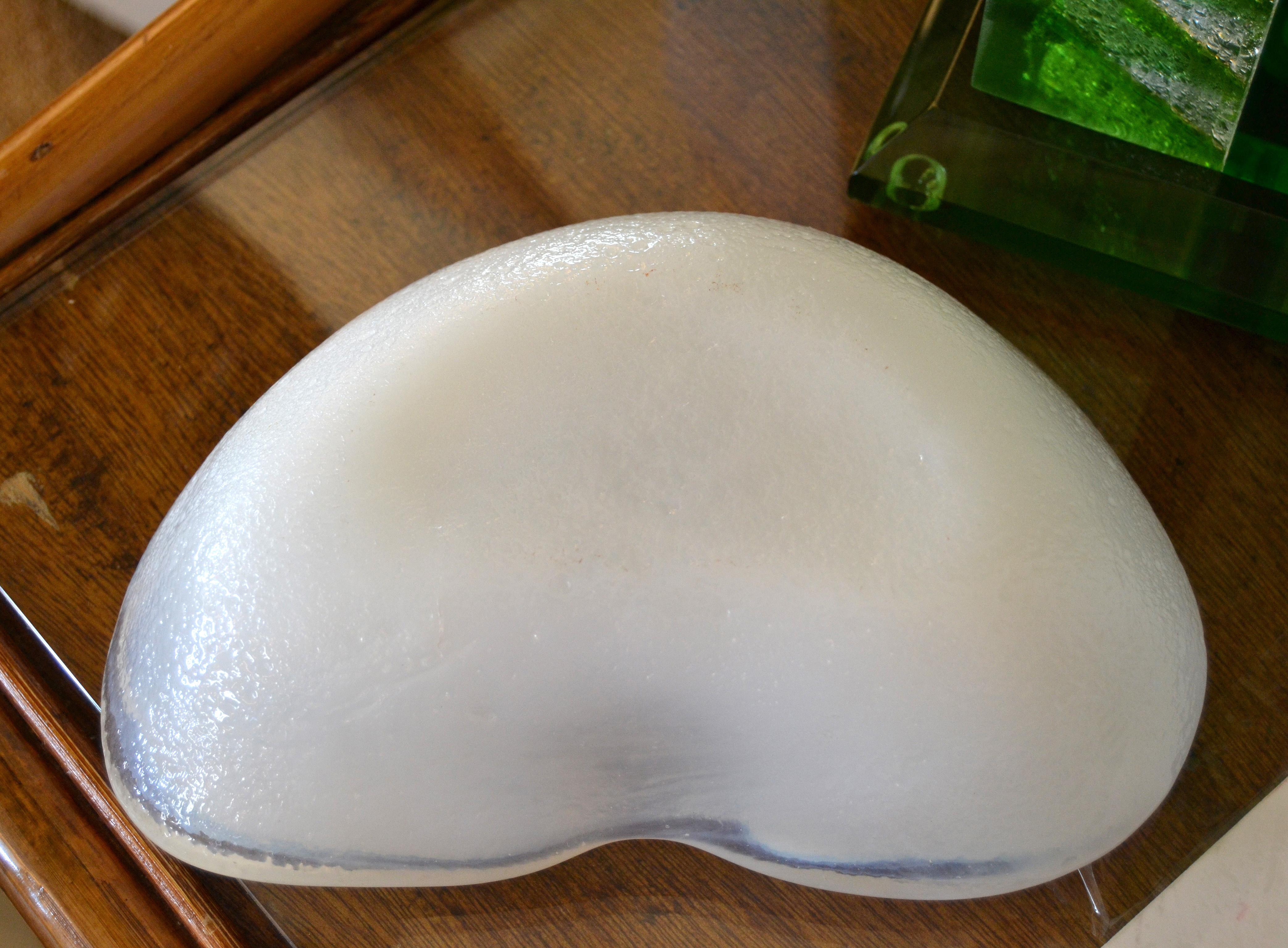 Posacenere a forma di ciotola in vetro bianco di metà secolo Blenko Attributed Thick White Catchall Bowl in vendita 1