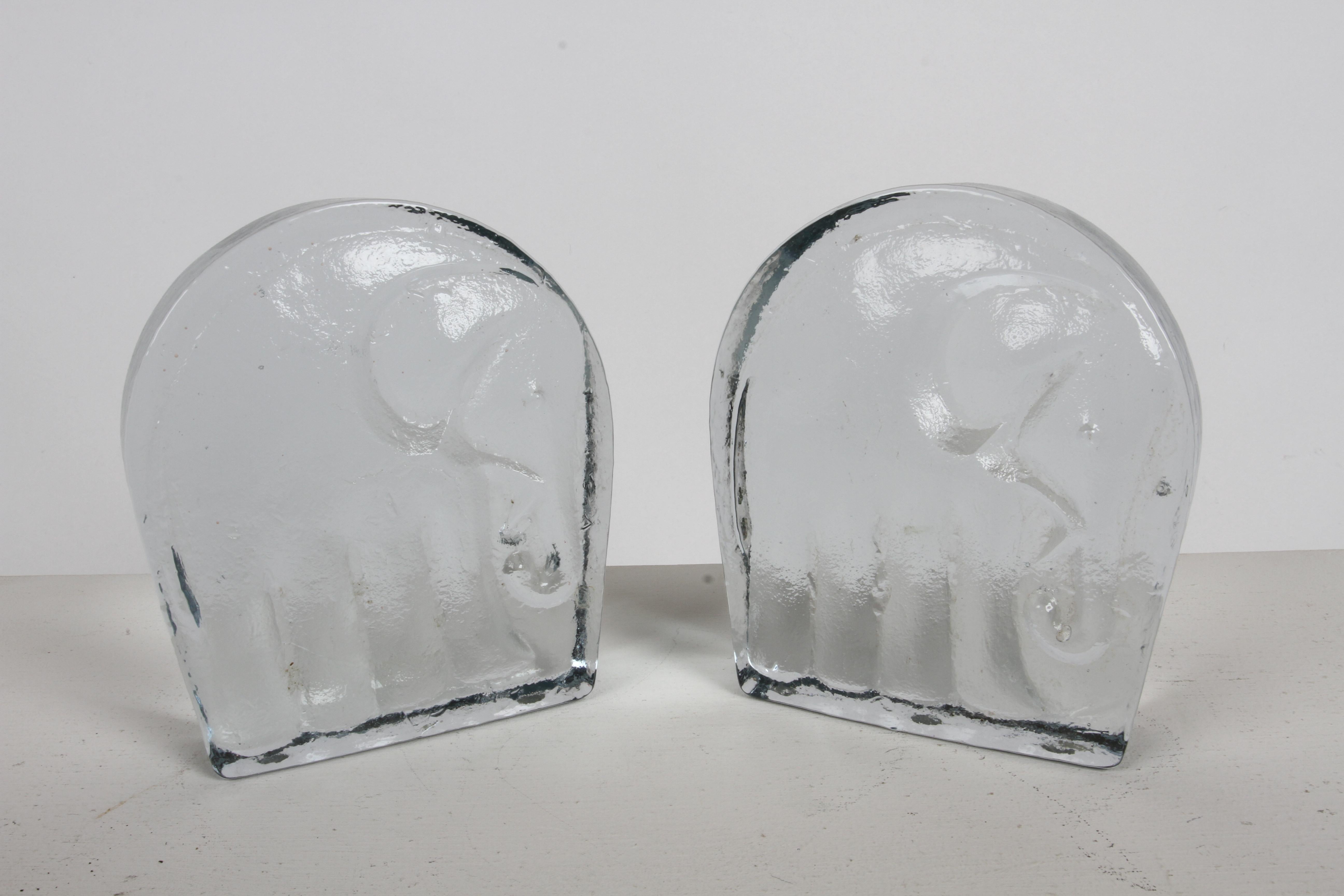 Paire de serre-livres Éléphant en verre texturé transparent conçus par Wayne Husted pour Blenko, vers les années 1960. En bon état, pas de dommages. Pas de Label. En bon état, sans problème. 