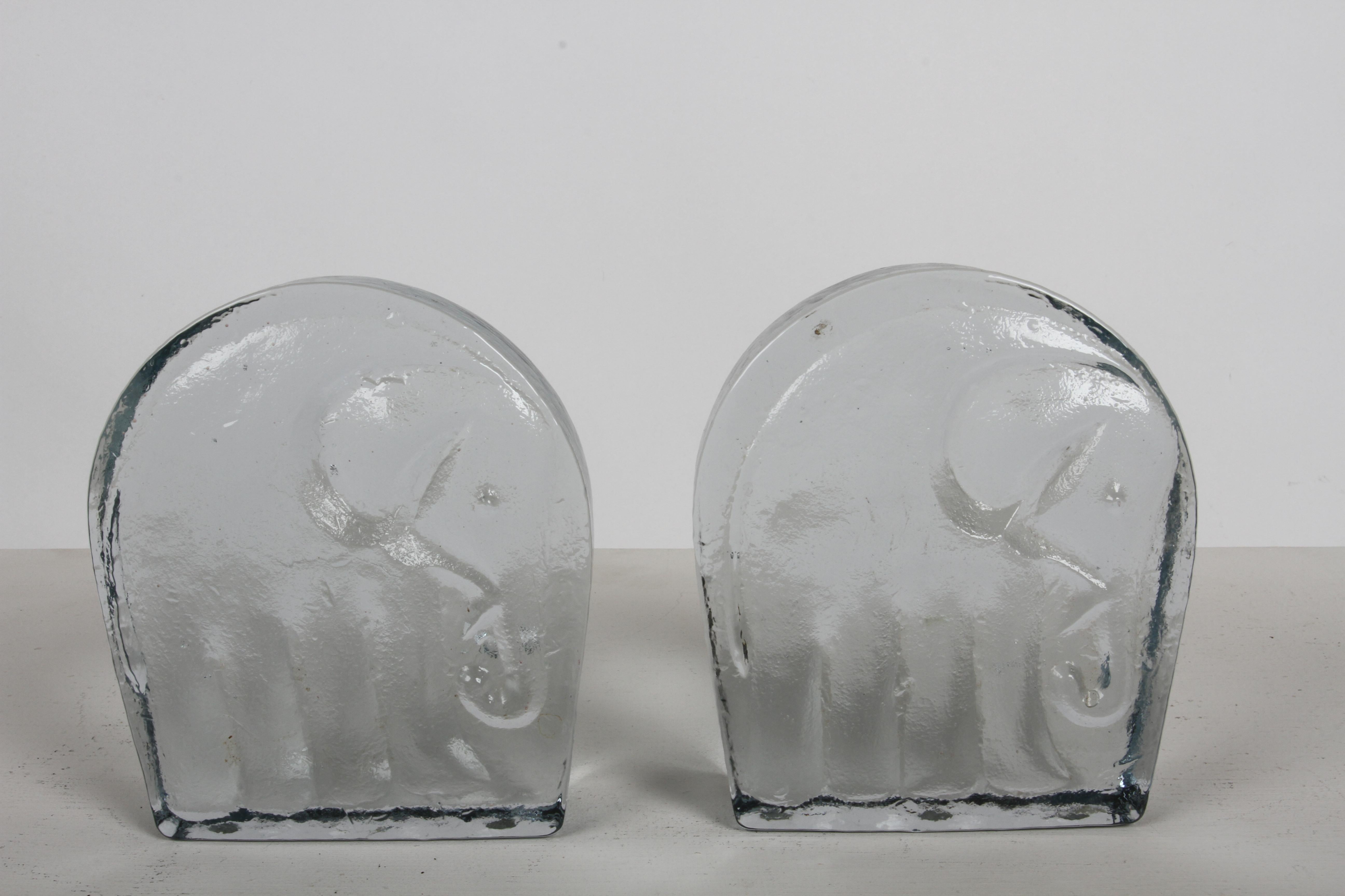 Américain Serre-livres éléphant en verre texturé transparent Blenko, moderne du milieu du siècle dernier, Wayne Husted en vente