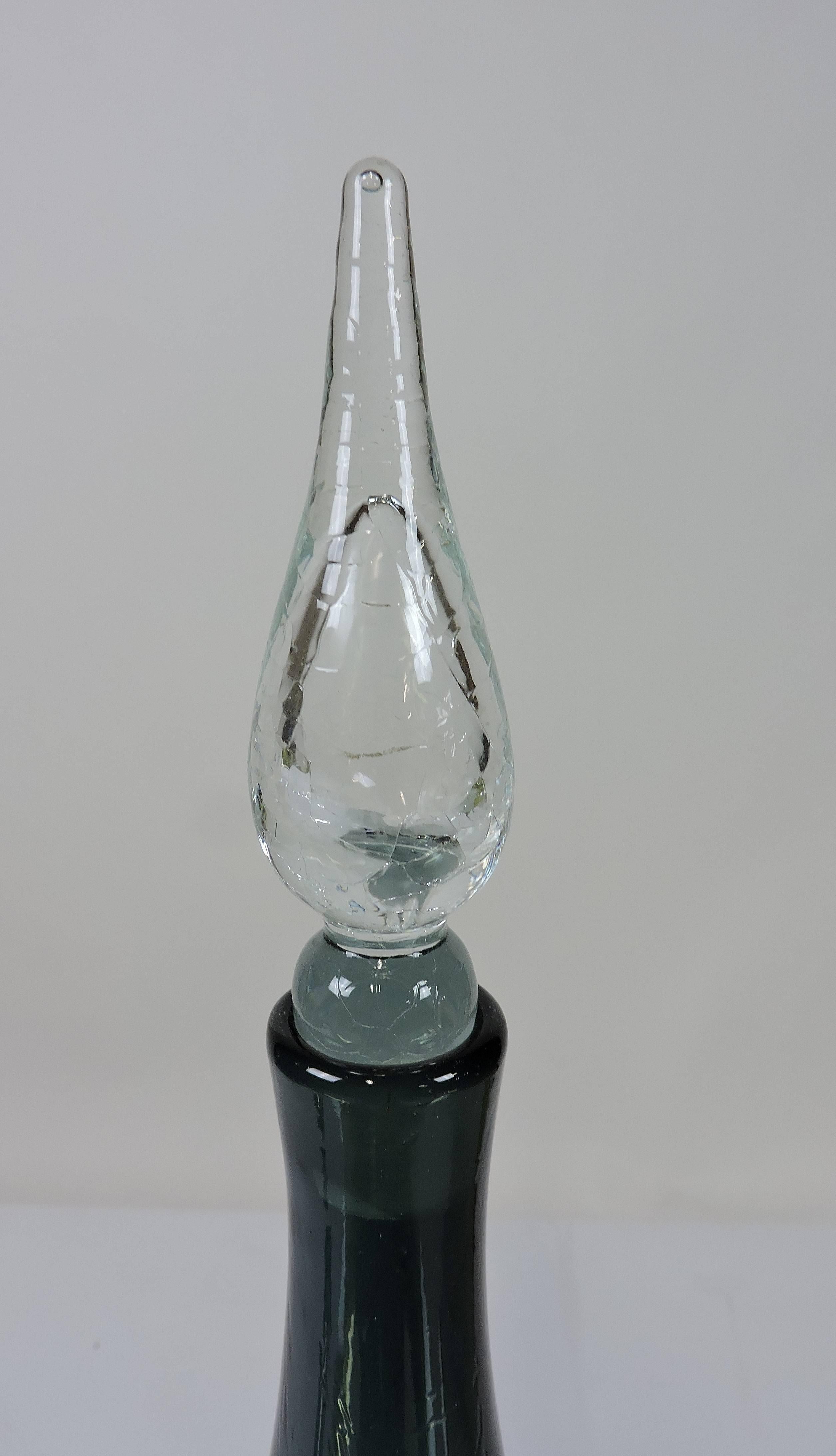Magnifique carafe soufflée à la main en verre craquelé de couleur anthracite avec un bouchon transparent. Conçu par Winslow Andersen et fabriqué par Blenko Glass en Virginie-Occidentale dans les années 1950.