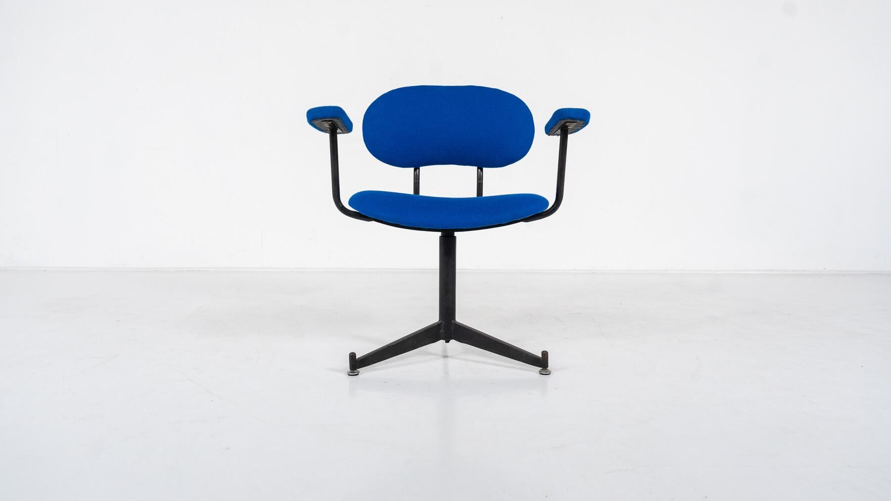 Mid-Century Modern Bleu Swivel Desk Chair In Good Condition For Sale In Brussels, BE
