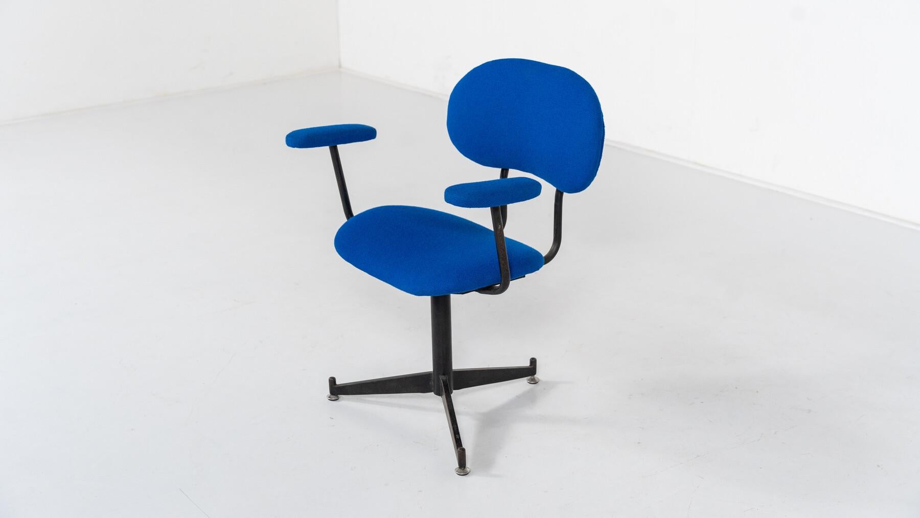 20th Century Mid-Century Modern Bleu Swivel Desk Chair For Sale