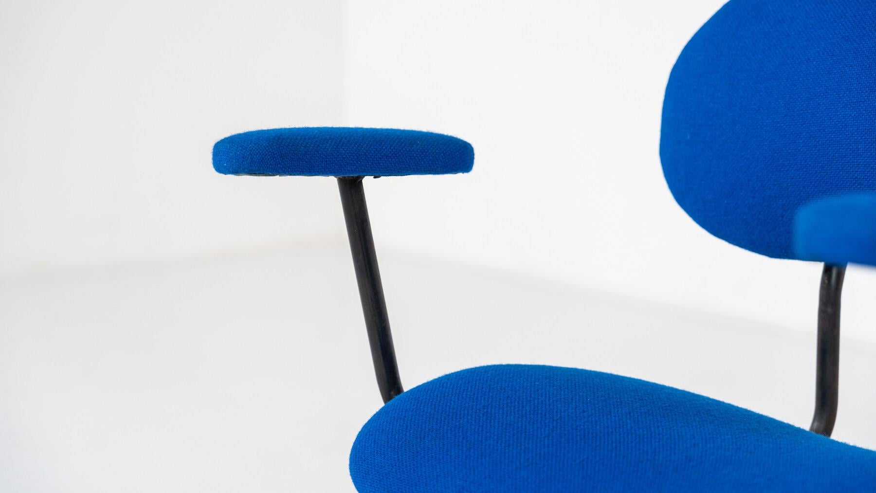 Mid-Century Modern Bleu Swivel Desk Chair For Sale 2