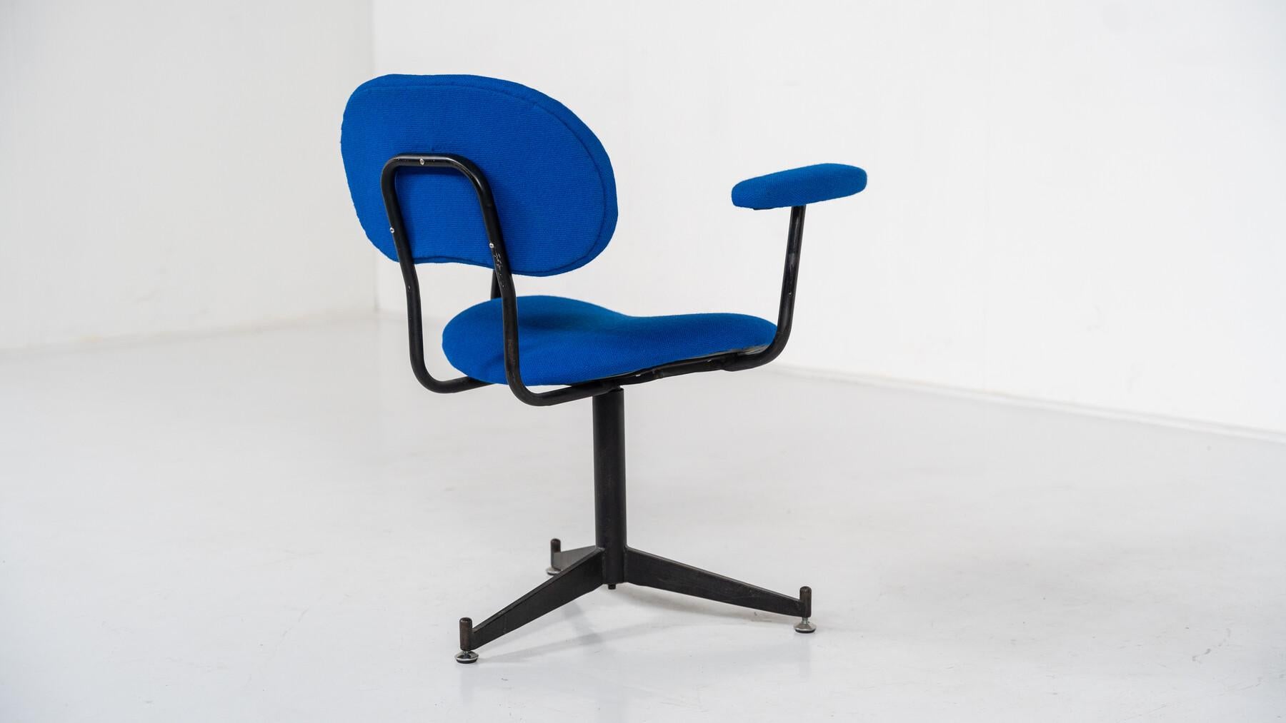 Mid-Century Modern Bleu Swivel Desk Chair For Sale 4