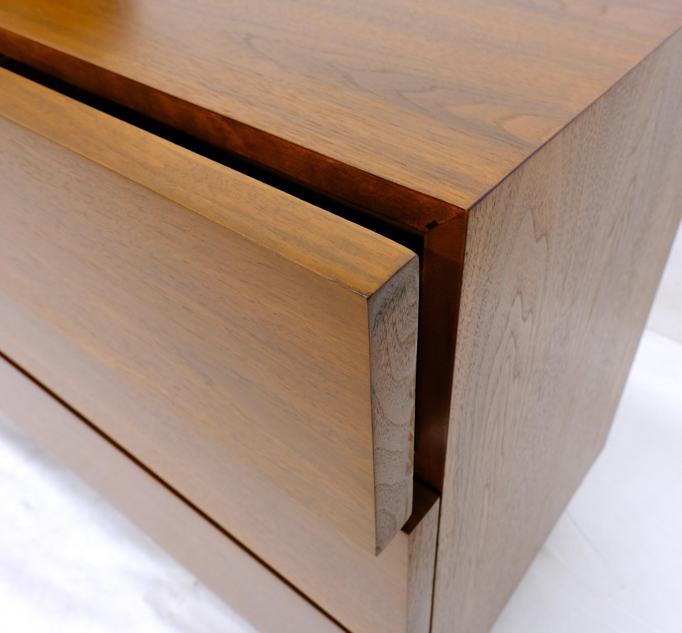 Mid-Century Modern Block Front American Walnut 6 Drawers Dresser Restored For Sale 8