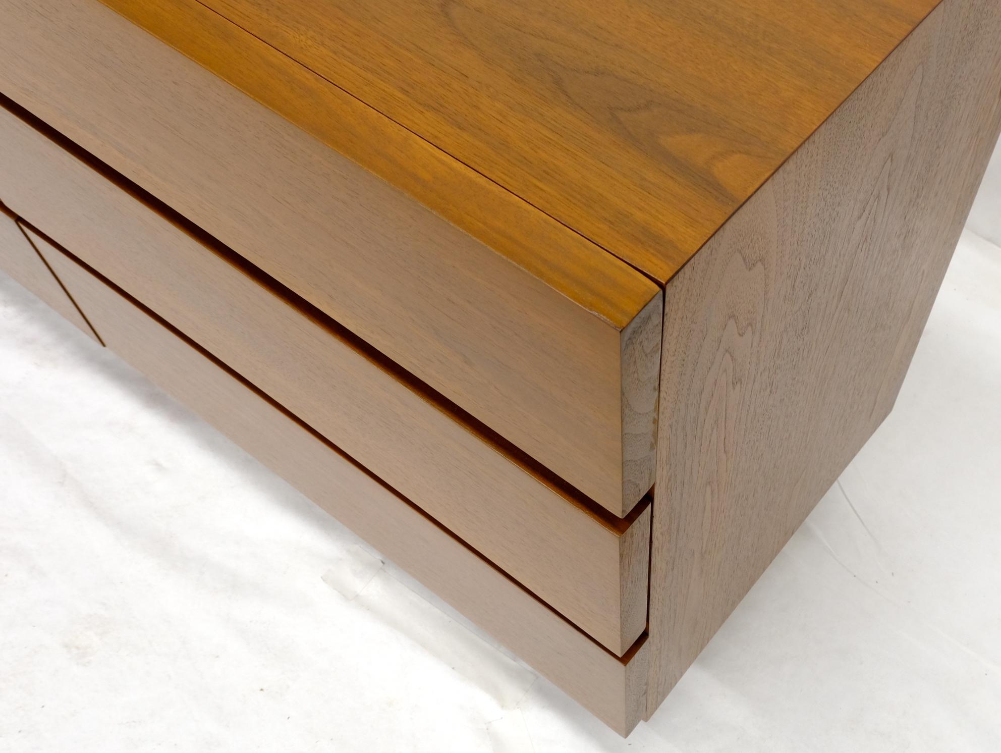 Mid-Century Modern Block Front American Walnut 6 Drawers Dresser Restored For Sale 9