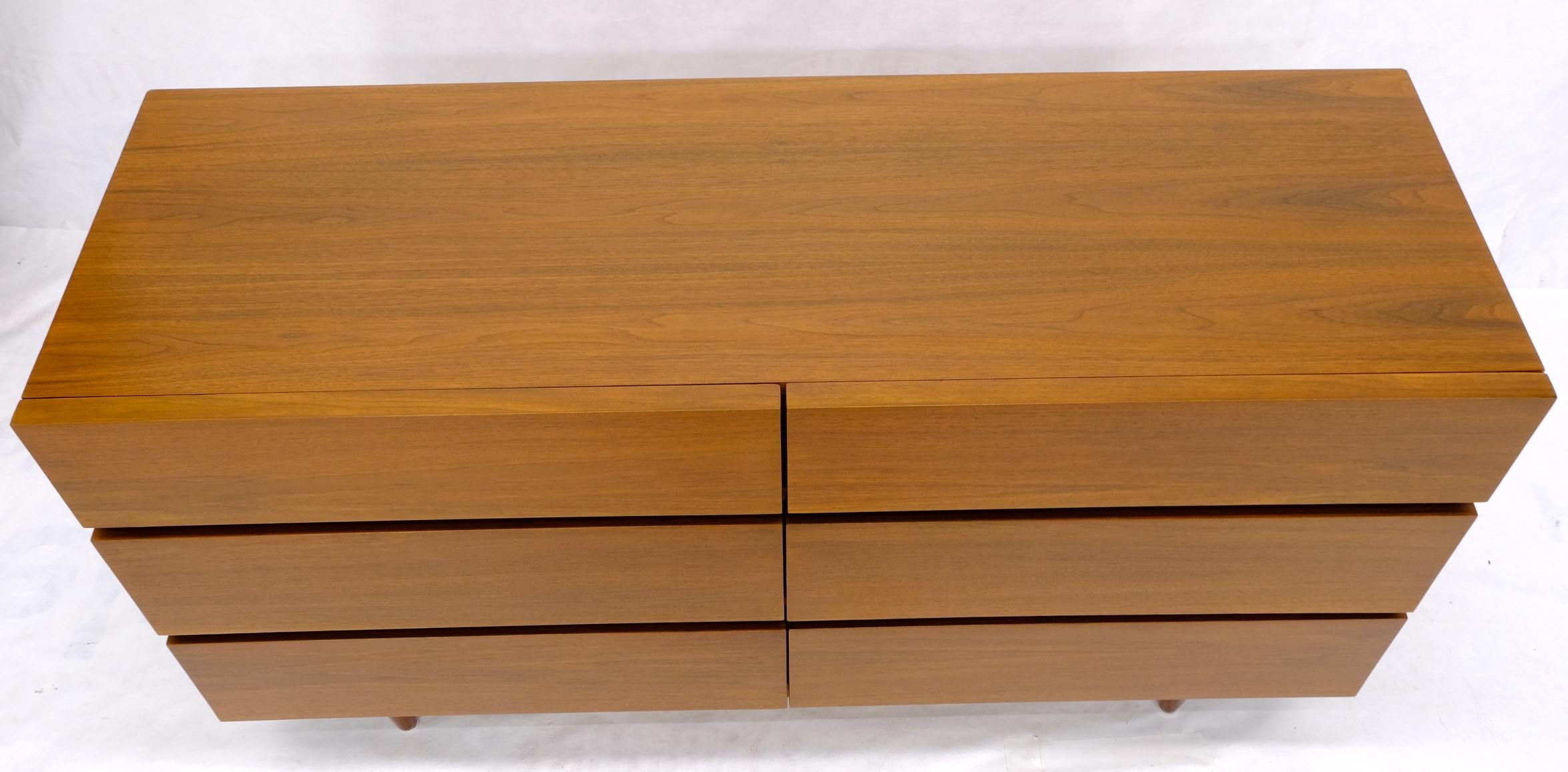 20th Century Mid-Century Modern Block Front American Walnut 6 Drawers Dresser Restored For Sale