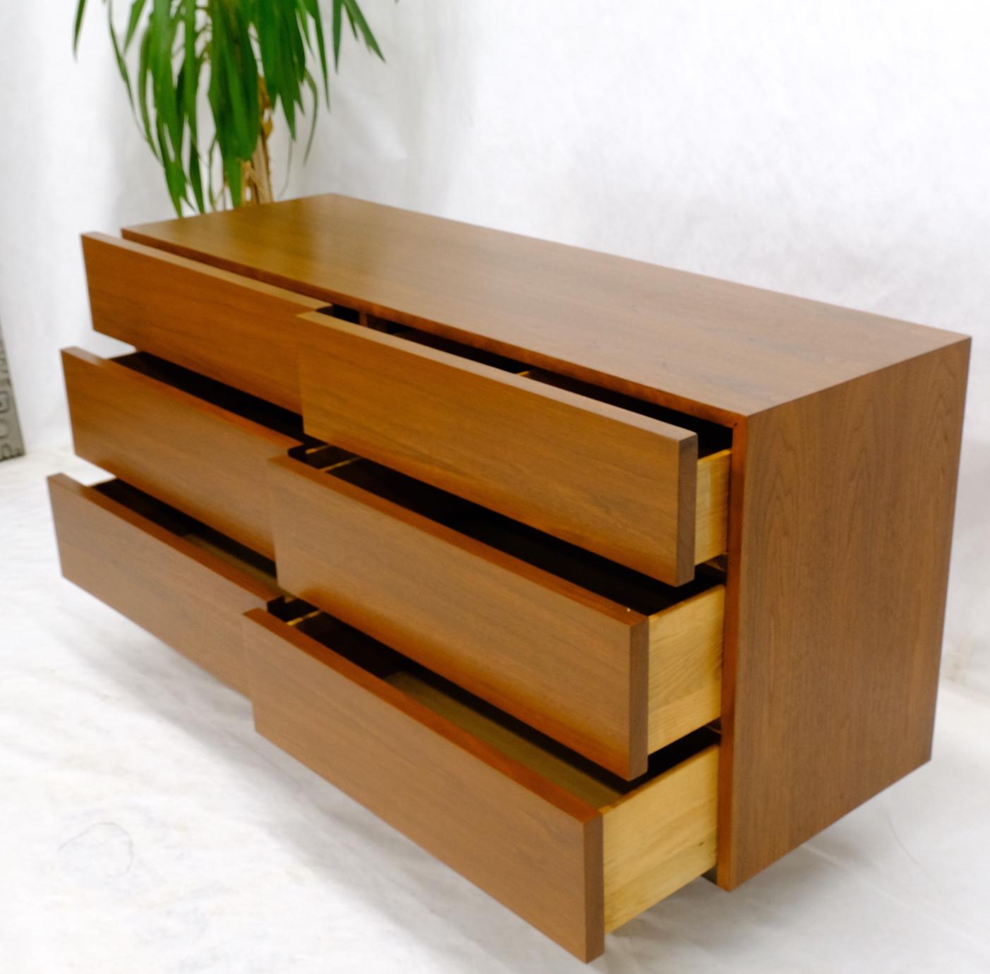 Mid-Century Modern Block Front American Walnut 6 Drawers Dresser Restored For Sale 2