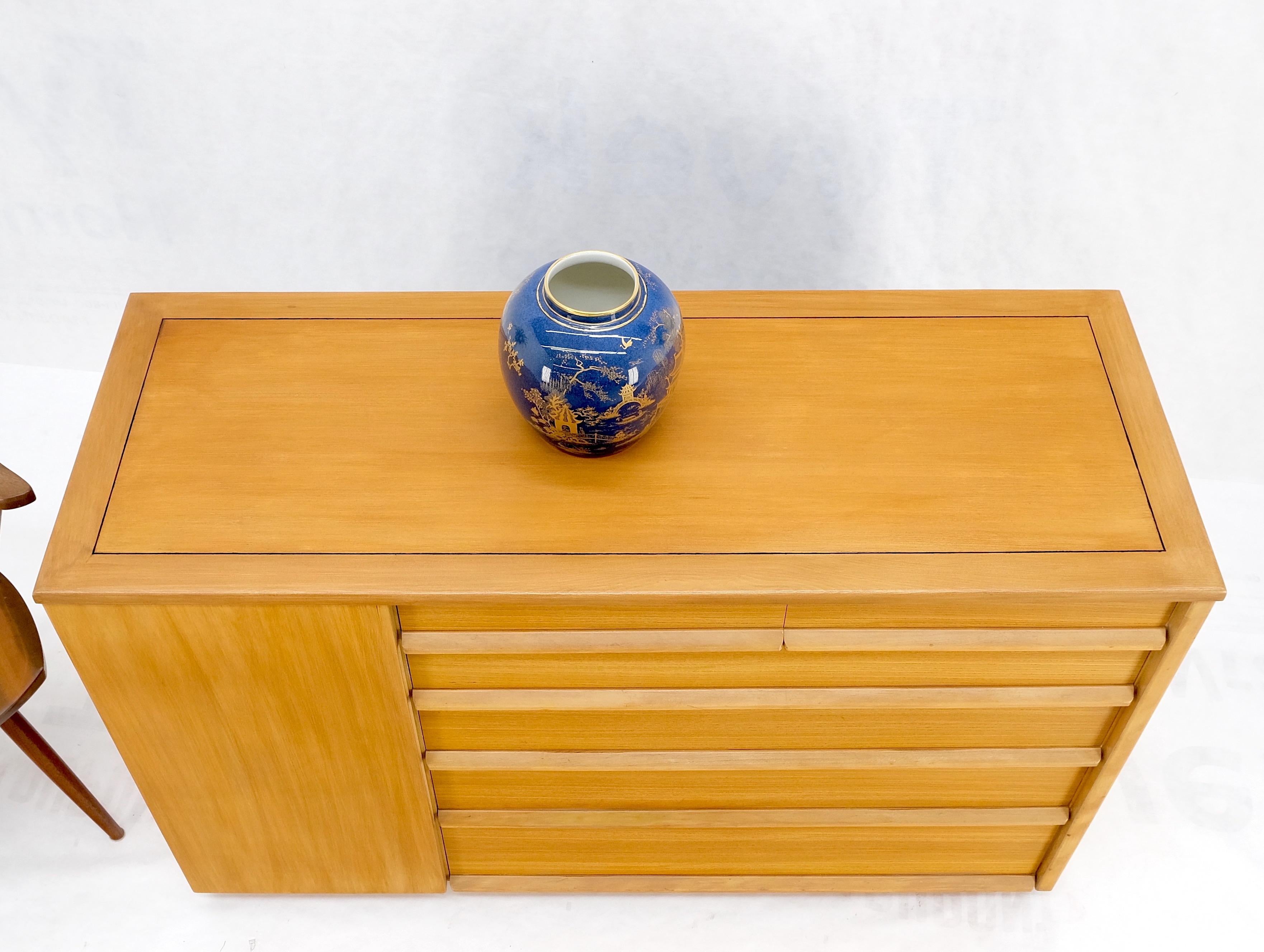 Credenza con cassettiera a un'anta in betulla bionda moderna di metà secolo in vendita 4