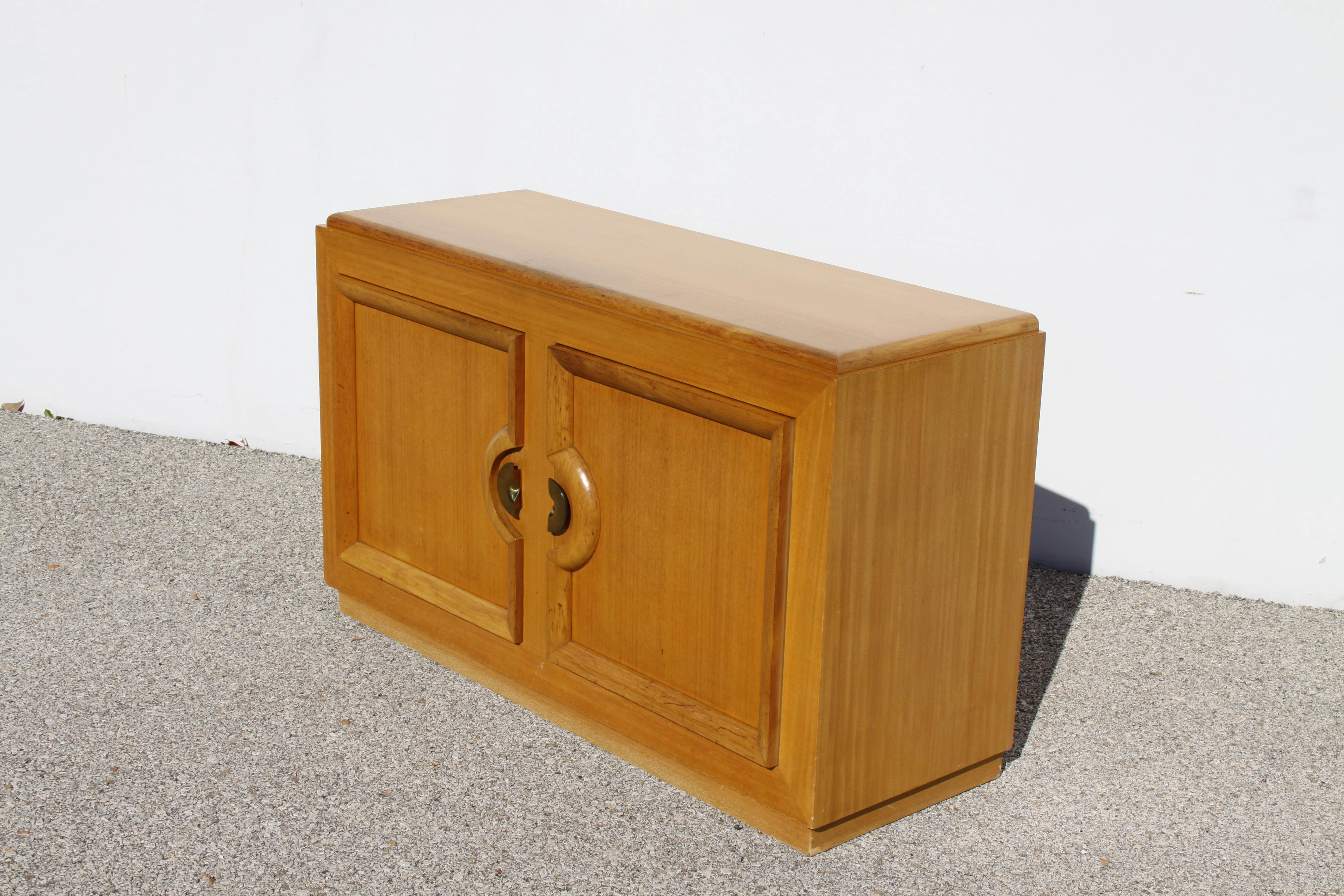 American Mid-Century Modern Blond Sideboard Cabinet Attributed to Paul Laszlo For Sale