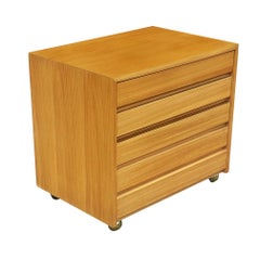 Mid Century Modern Blond Wood Cabinet oder Night Stand mit Schubladen & Rollen