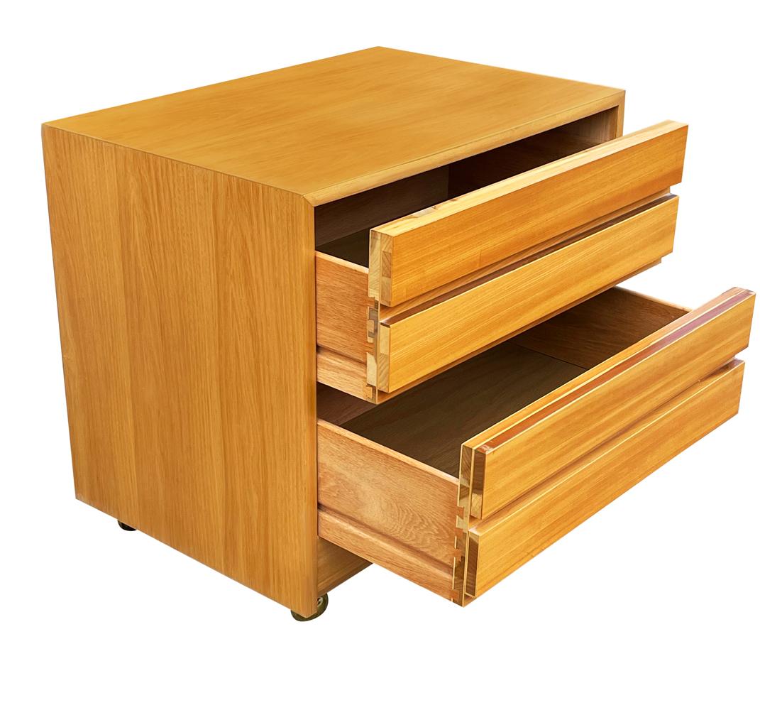 Américain Meuble ou table de chevet en bois blond de style The Modern, avec tiroirs et roulettes en vente