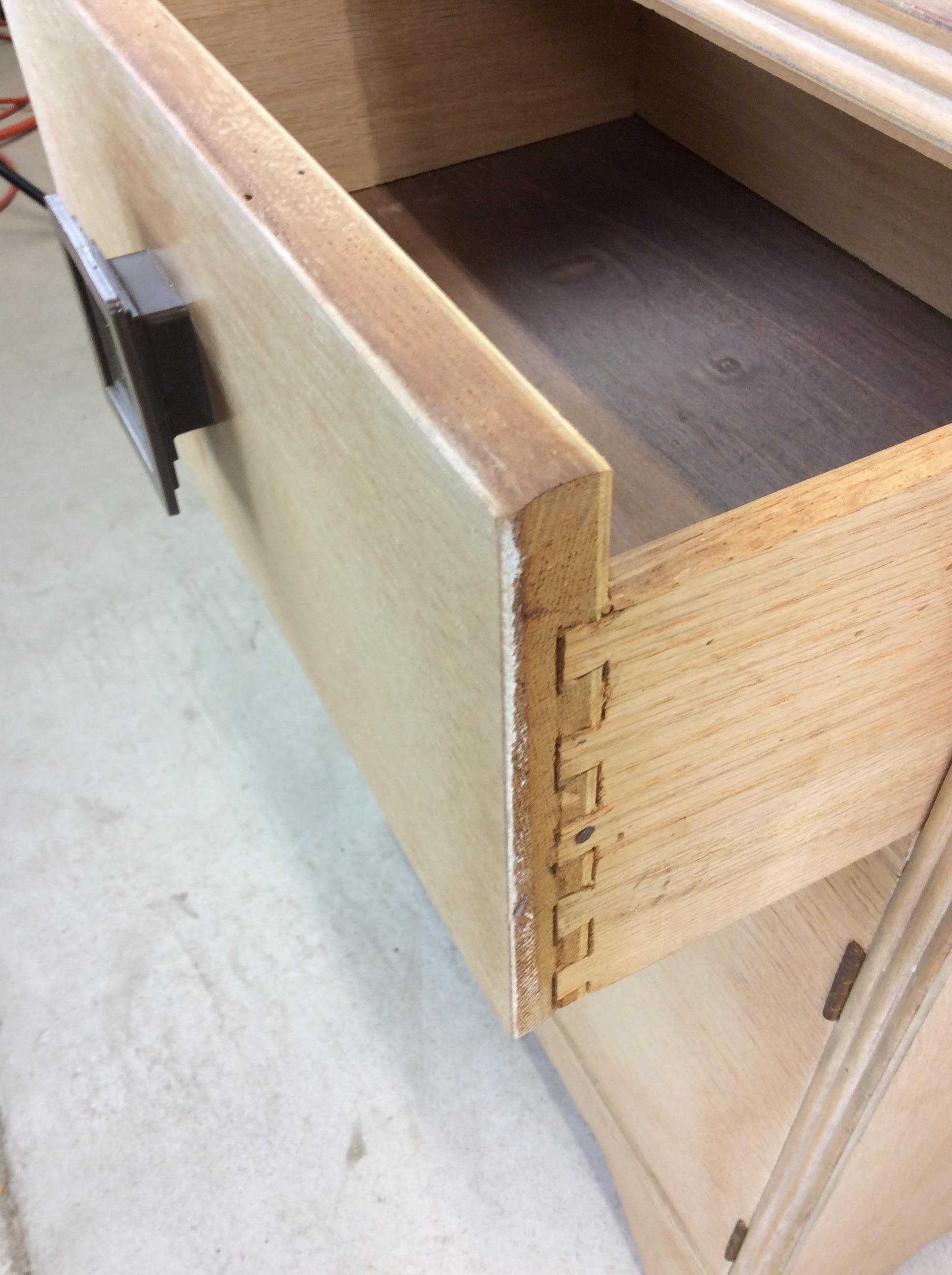 Cette table d'appoint moderne du milieu du siècle présente une construction en bois dur, un placage blond avec une finition originale, un seul meuble, un tiroir à queue d'aronde et une quincaillerie en laiton.

Dimensions : 16.25w 13.25d