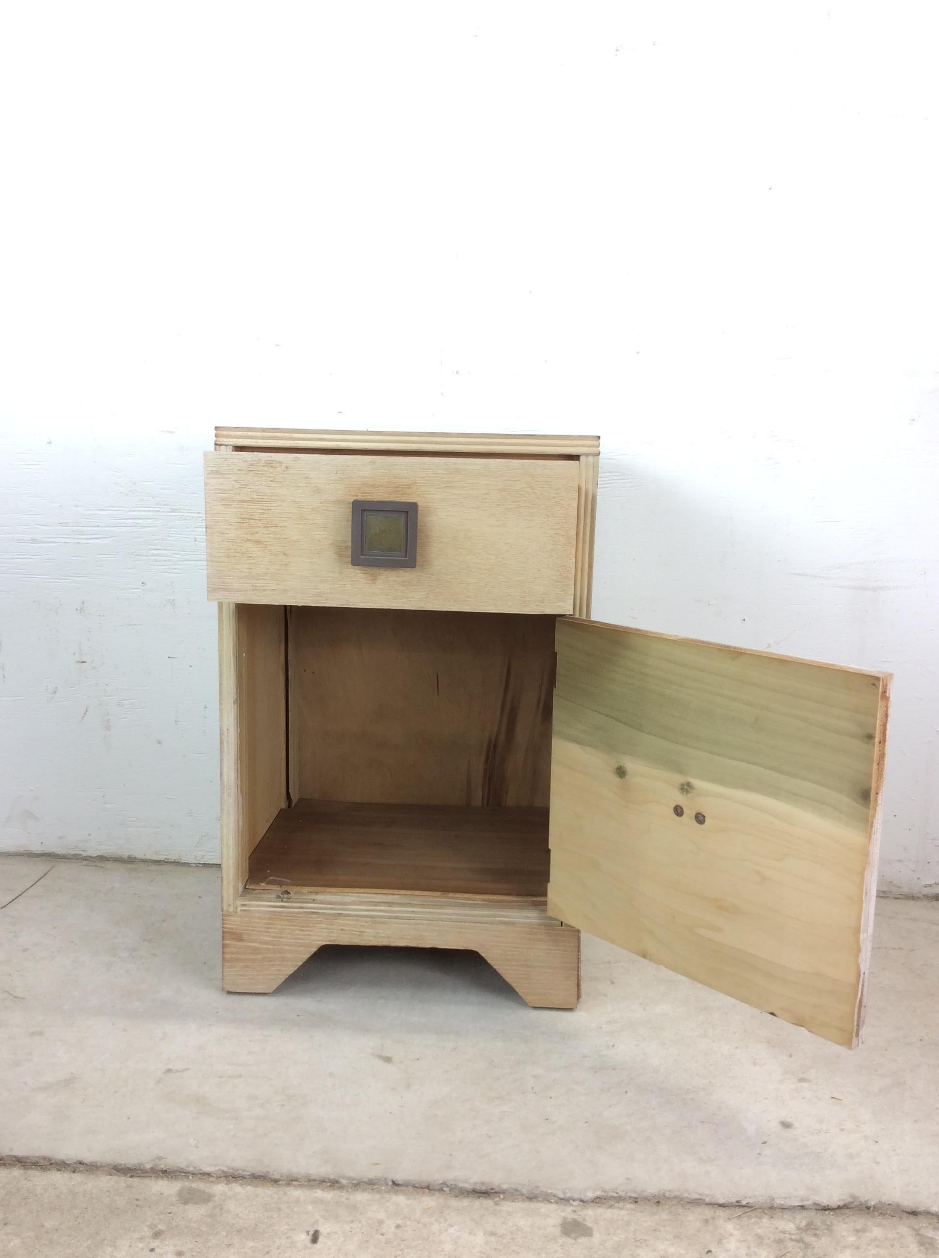 20ième siècle Table de chevet blonde avec tiroir et armoire, moderne du milieu du siècle en vente