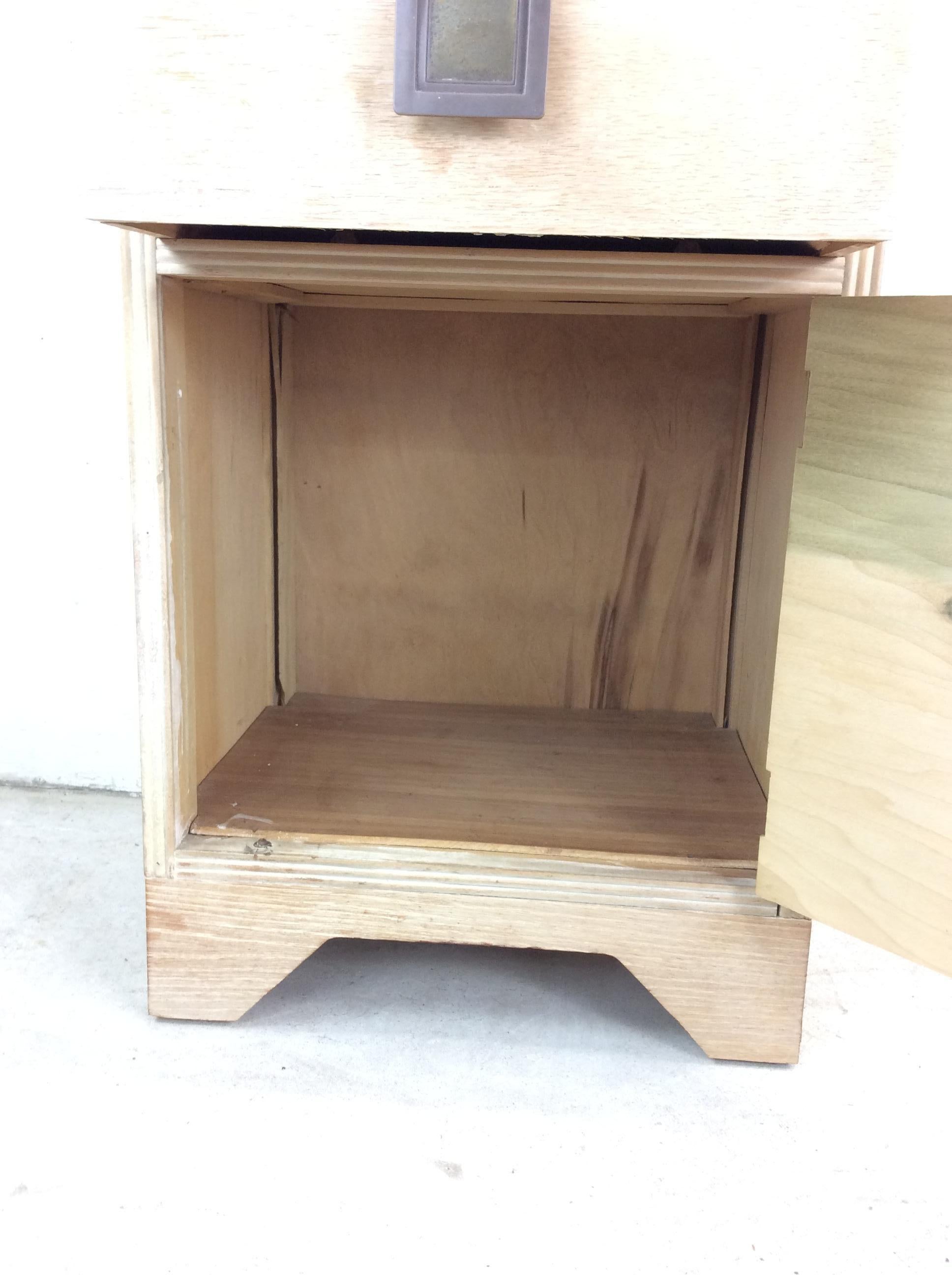 Chêne Table de chevet blonde avec tiroir et armoire, moderne du milieu du siècle en vente