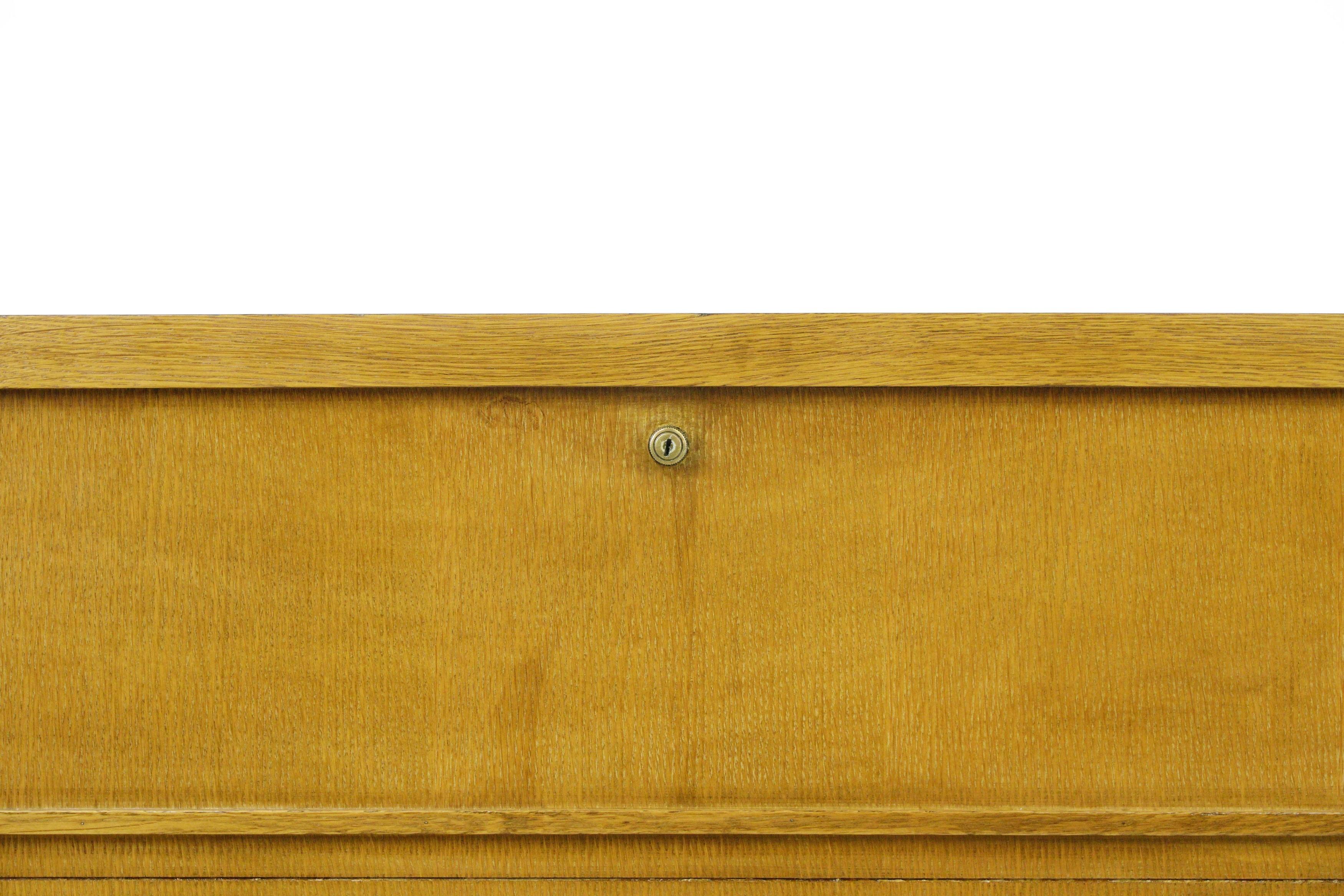 This piece features a beautiful blonde oak veneer, characteristic of mid-century design, and is crafted with precision by Cavalier. The spacious interior of the cedar chest provides ample storage space, and the oak veneer adds warmth and