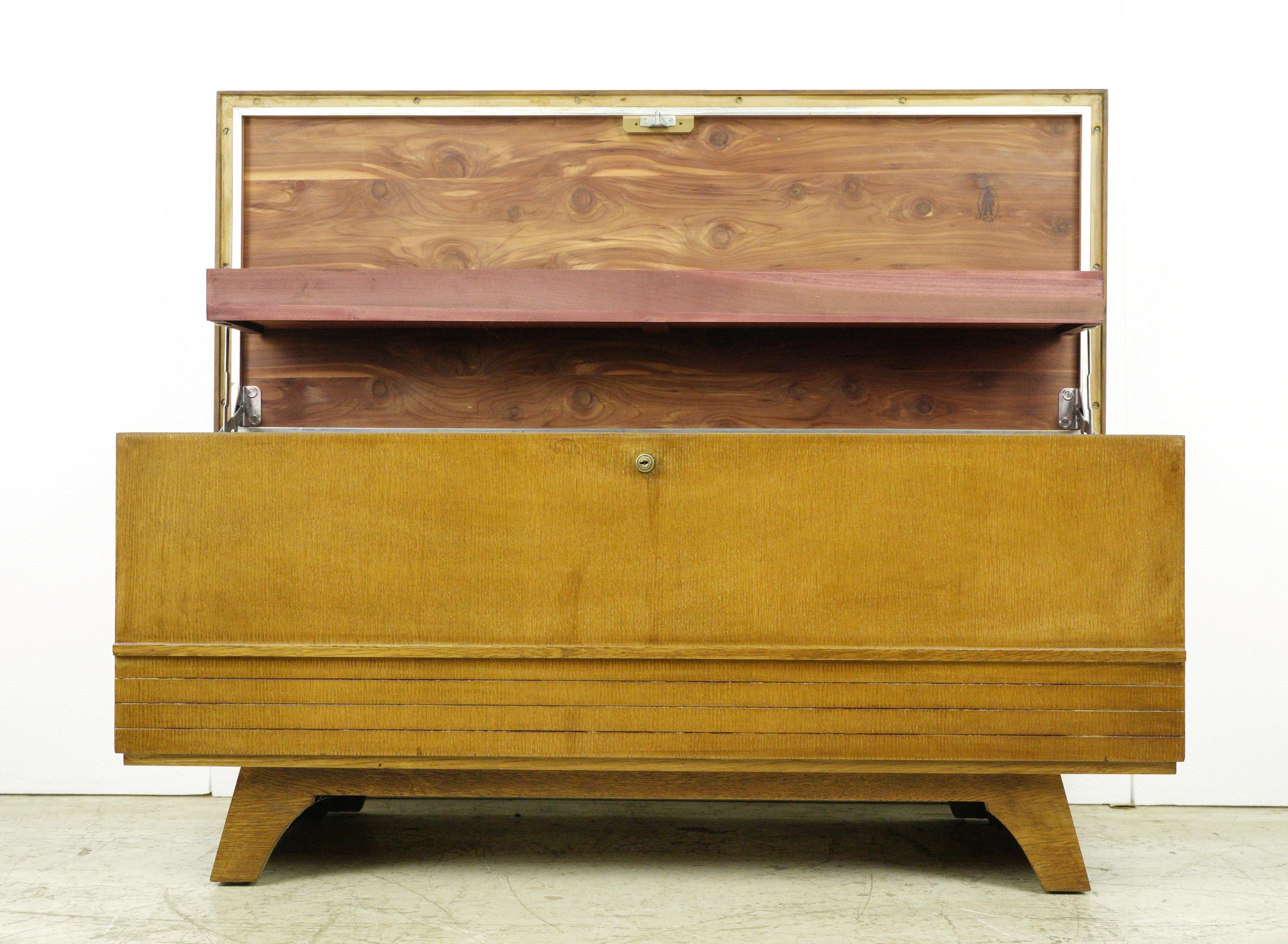 Mid-Century Modern Blonde Oak Cavalier Cedar Chest In Good Condition For Sale In New York, NY