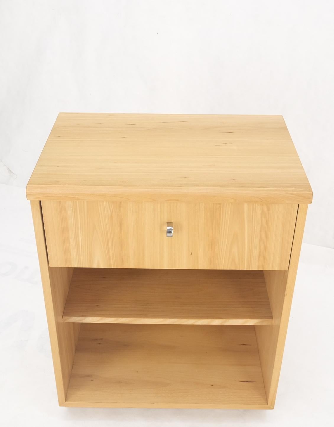 Mid-Century Modern Blonde Pecan Night Stand End Side Table Dovetail Joints Mint For Sale 6