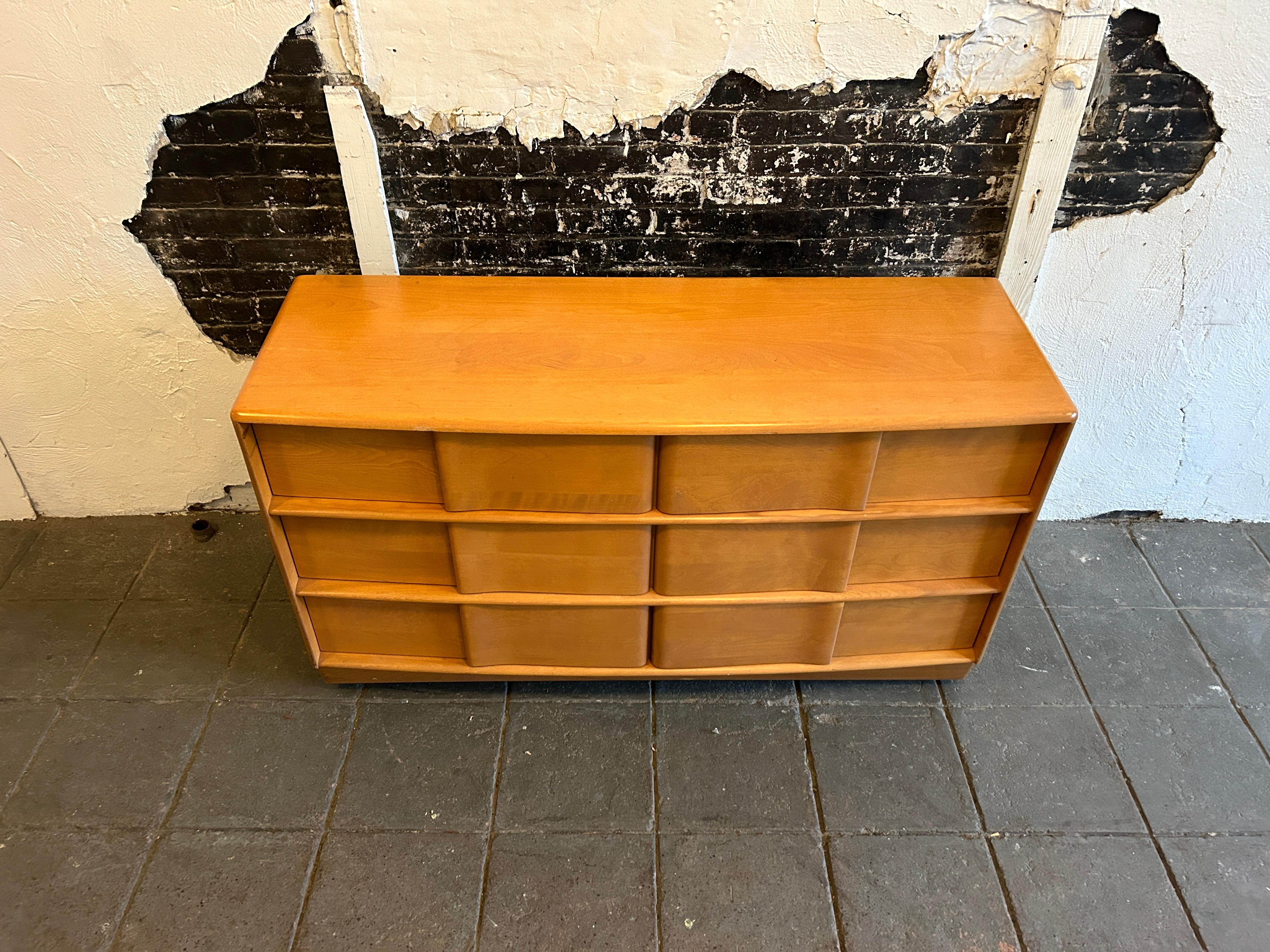 Mid-Century Modern Blonde solid Maple 6 Drawer dresser by Heywood Wakefield. Good Vintage Condition clean inside and out. Drawers slide smooth. Very unique mid century and deco design. Labeled in drawer. Located In Brooklyn NYC.