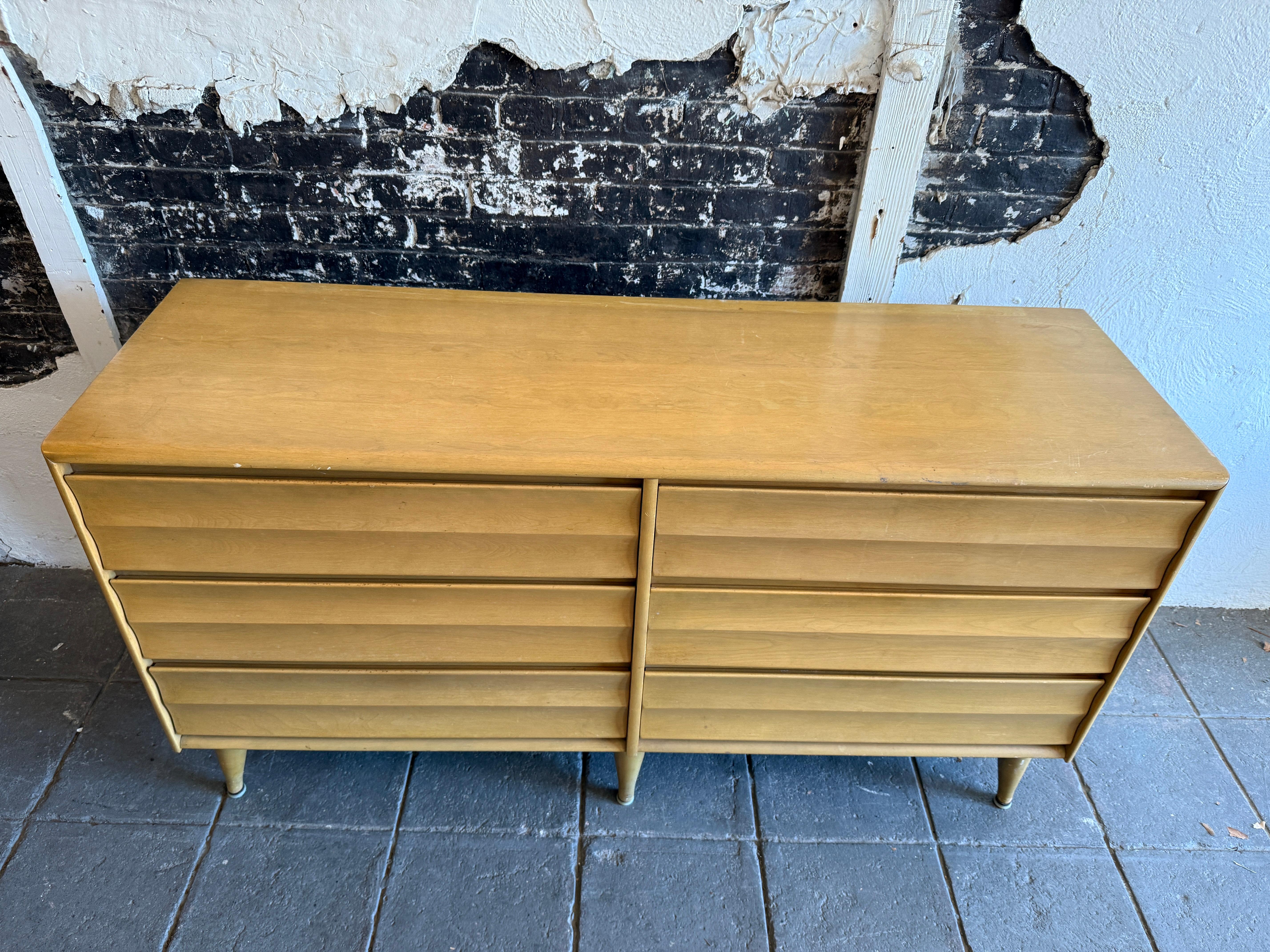 Mid-Century Modern Blonde 6 Schubladen Kommode aus massivem Ahornholz von Heywood Wakefield. Guter Vintage Zustand innen und außen sauber. Die Schubladen sind leichtgängig. Einzigartiges Design aus der Mitte des Jahrhunderts und des Dekos. In der