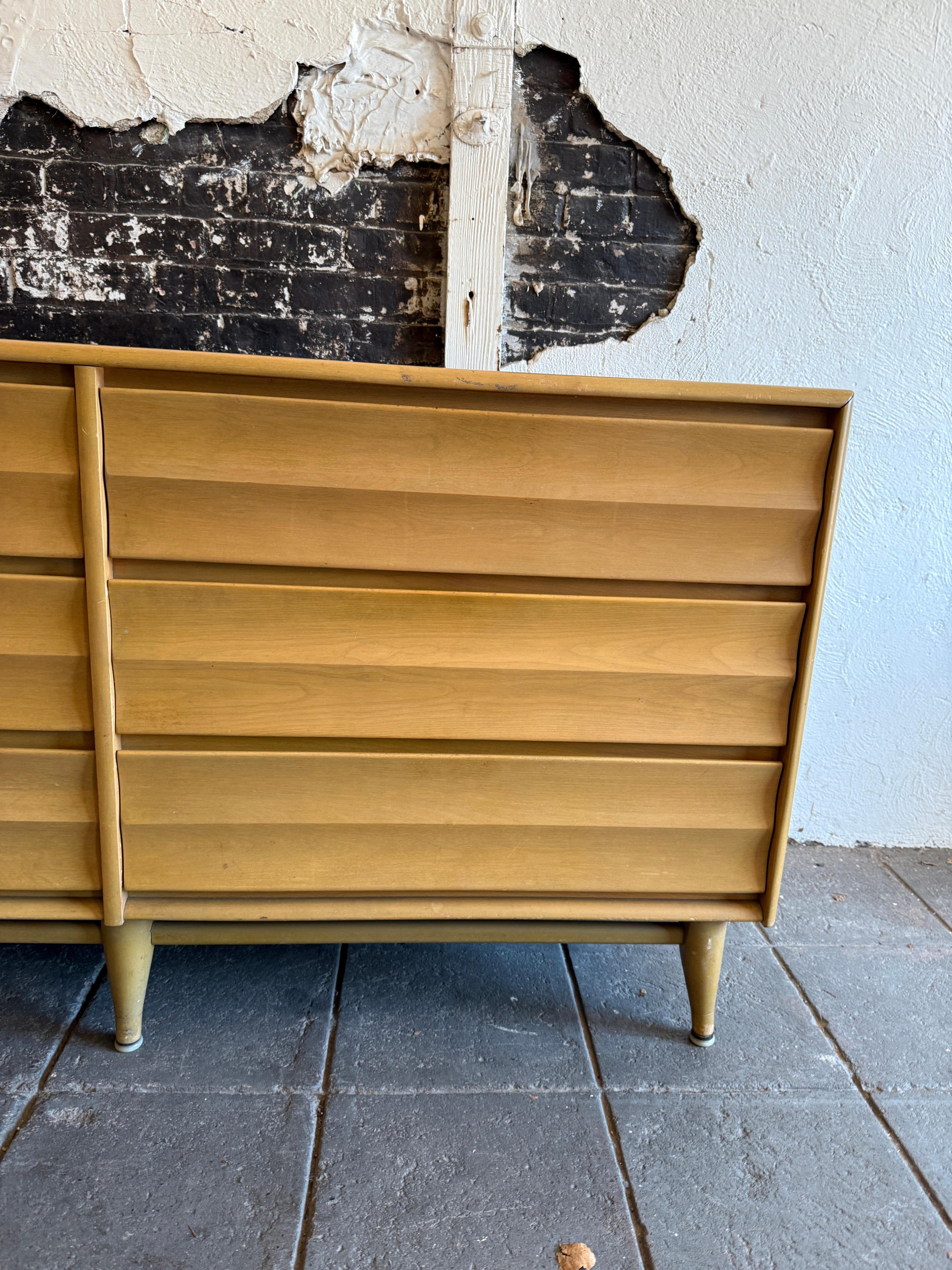 American Mid-Century Modern Blonde Solid Maple 6 Drawer Dresser by Heywood Wakefield For Sale