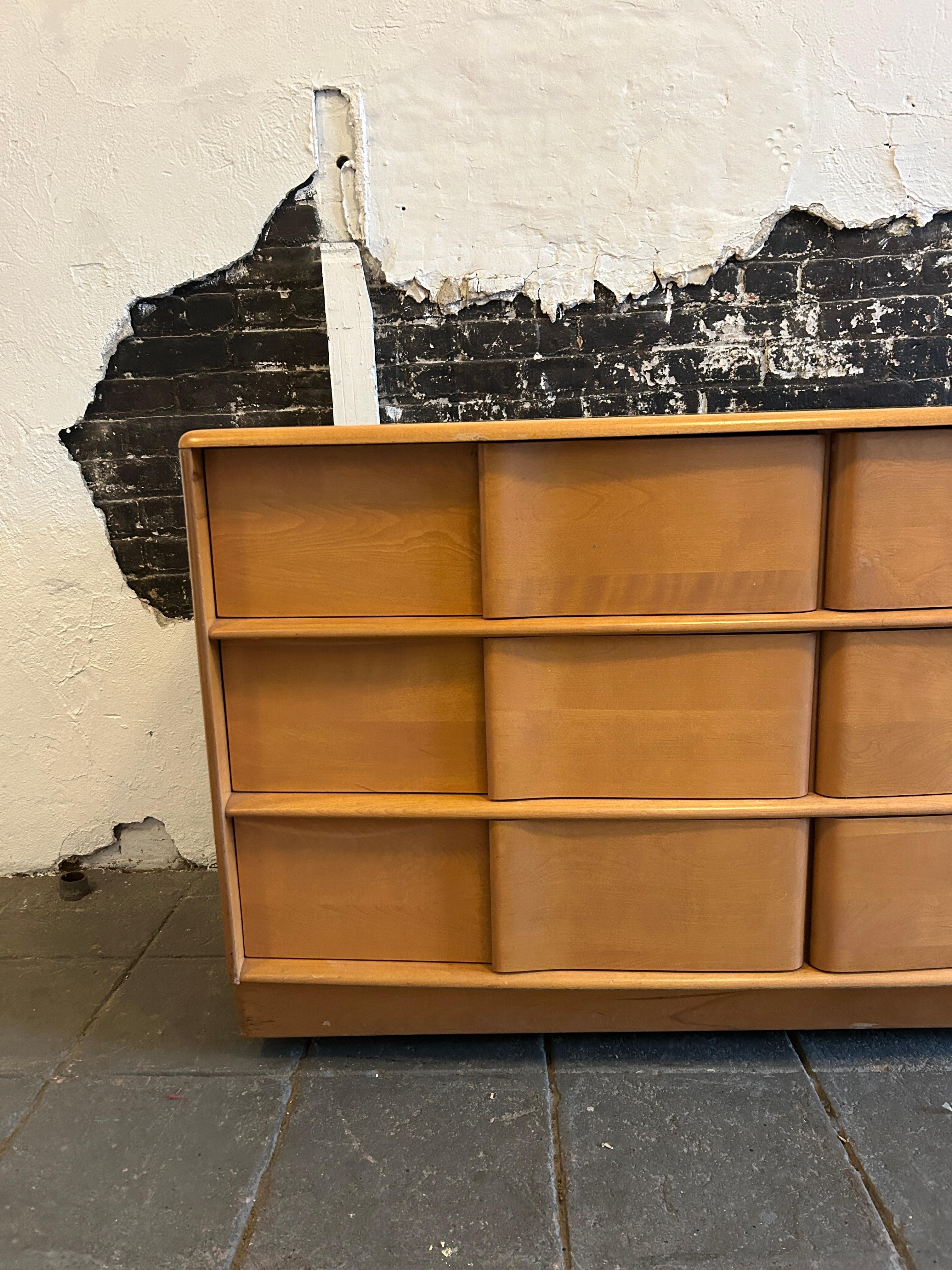 Mid-Century Modern Blonde Solid Maple 6 Drawer Dresser by Heywood Wakefield In Good Condition For Sale In BROOKLYN, NY