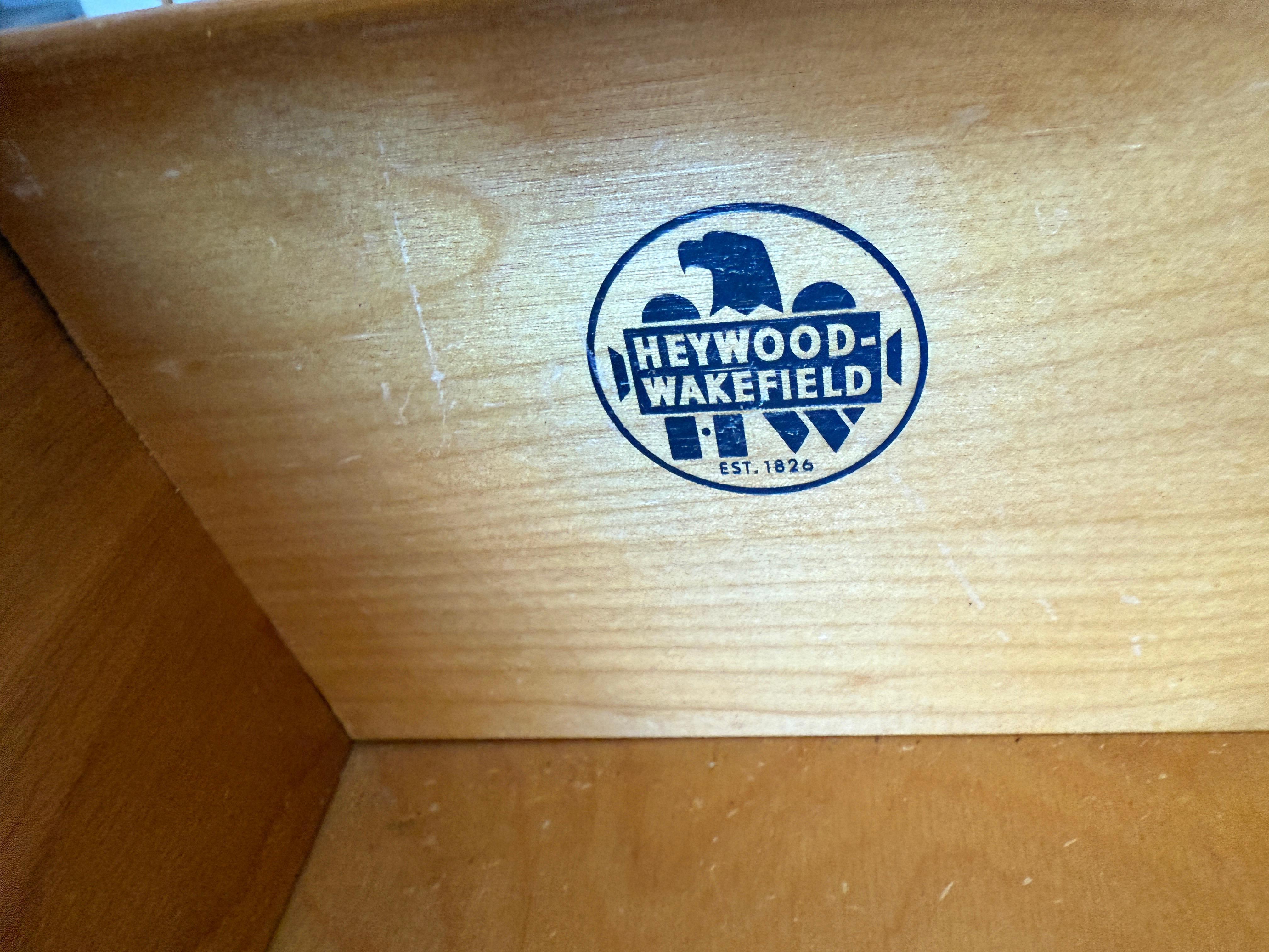 Mid-Century Modern Blonde Kommode aus massivem Ahornholz mit 6 Schubladen von Heywood Wakefield im Zustand „Gut“ in BROOKLYN, NY