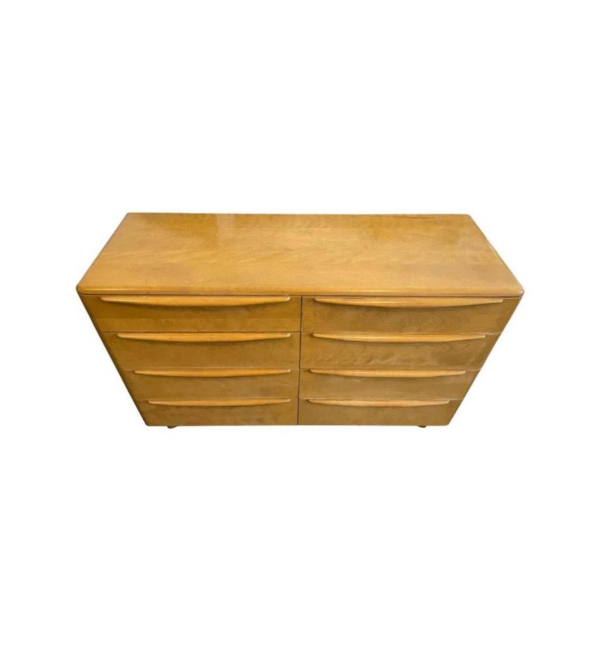 Mid-Century Modern Blonde 8 Schubladen Kommode aus massivem Ahornholz von HEYWOOD WAKEFIELD. Guter Vintage Zustand innen und außen sauber. Die Schubladen sind leichtgängig. Einzigartiges Design aus der Mitte des Jahrhunderts und des Dekos. In der