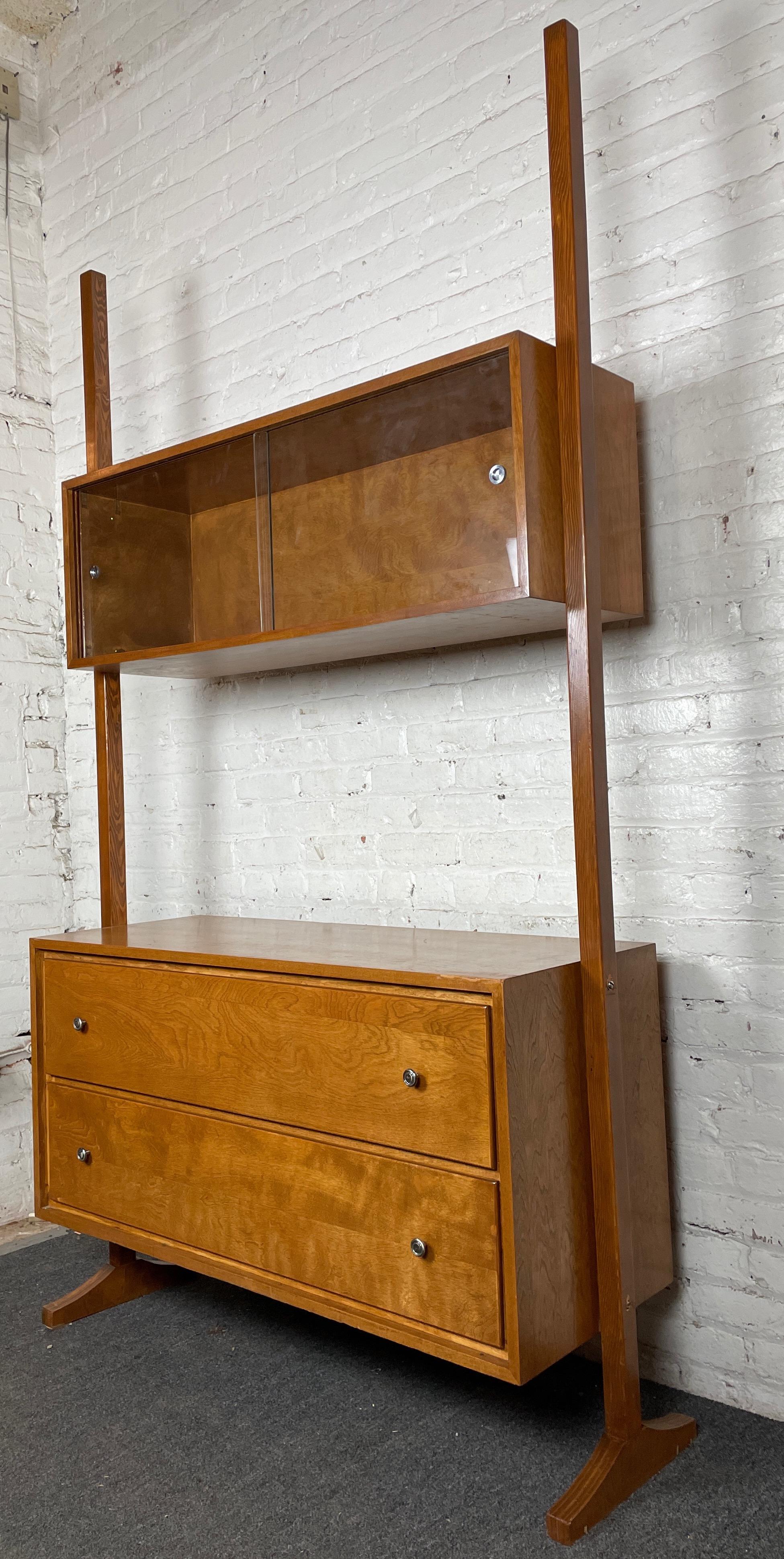 Mid-Century Modern Blonde Wood Standing Wall Unit In Good Condition In Brooklyn, NY