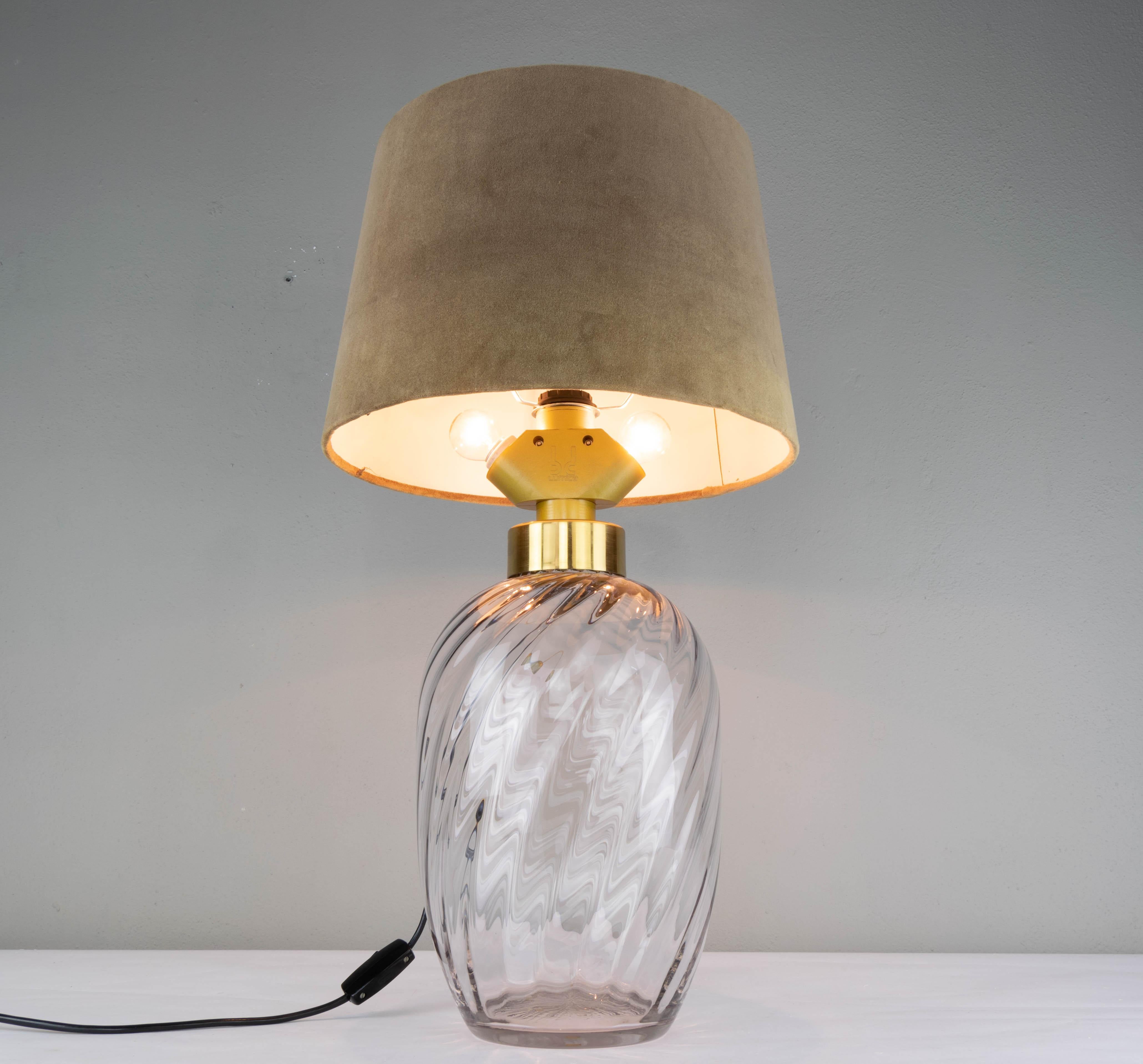 Lampe de table produite par la firme espagnole Lumica dans les années 1970. Corps en verre soufflé. Douille dorée en laiton avec trois douilles E27 qui permet d'allumer 1, 2 ou 3 ampoules grâce à un système 