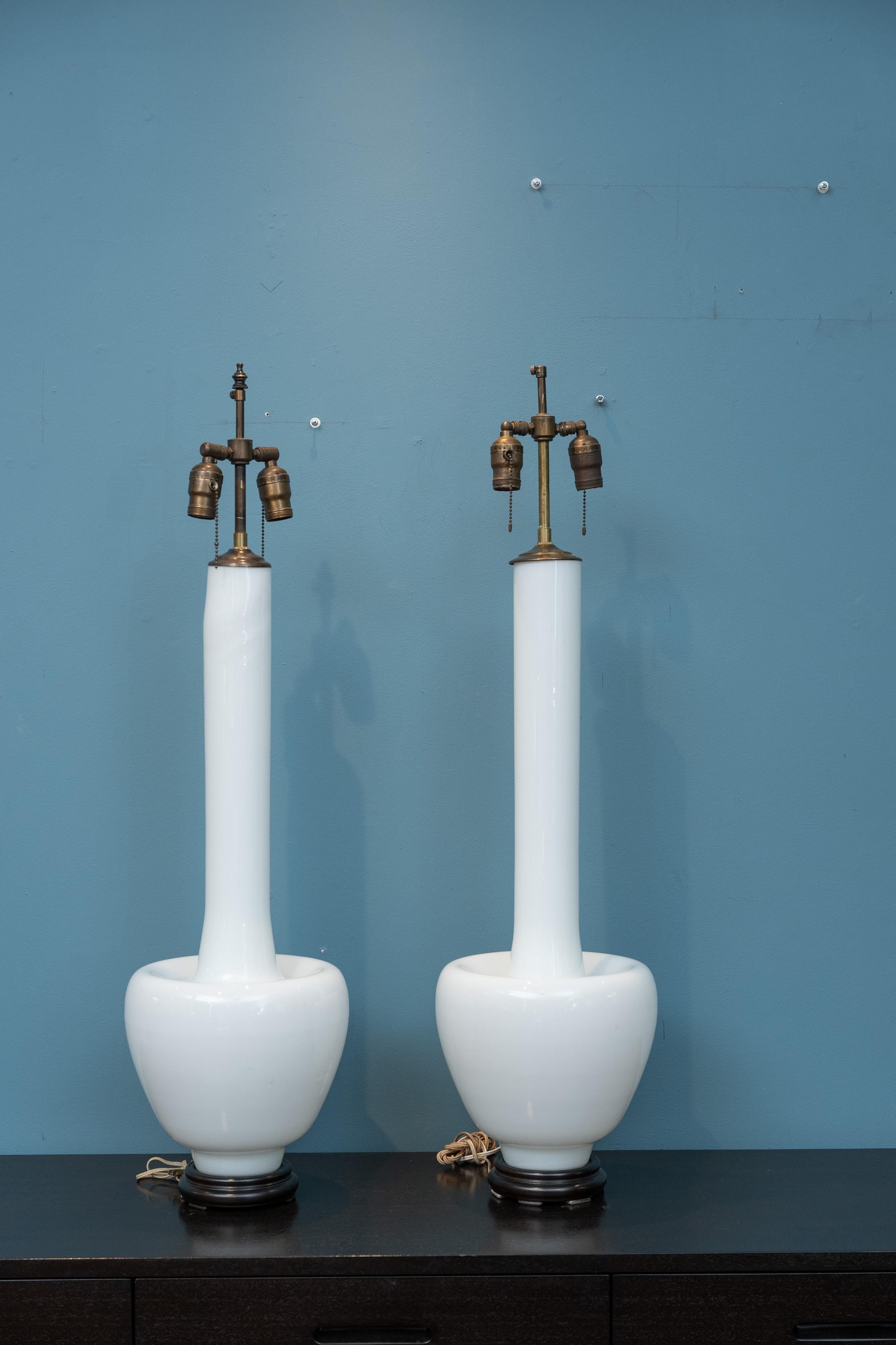 Paire de lampes de table en verre soufflé du milieu du siècle dernier. De grands et impressionnants corps en verre soufflé à la main sur des bases en bois d'inspiration asiatique. Chaque corps de forme en verre soufflé présente de légères