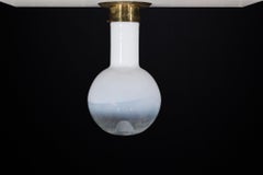 Lampadario moderno di metà secolo in vetro opalino soffiato e ottone, Italia anni '70