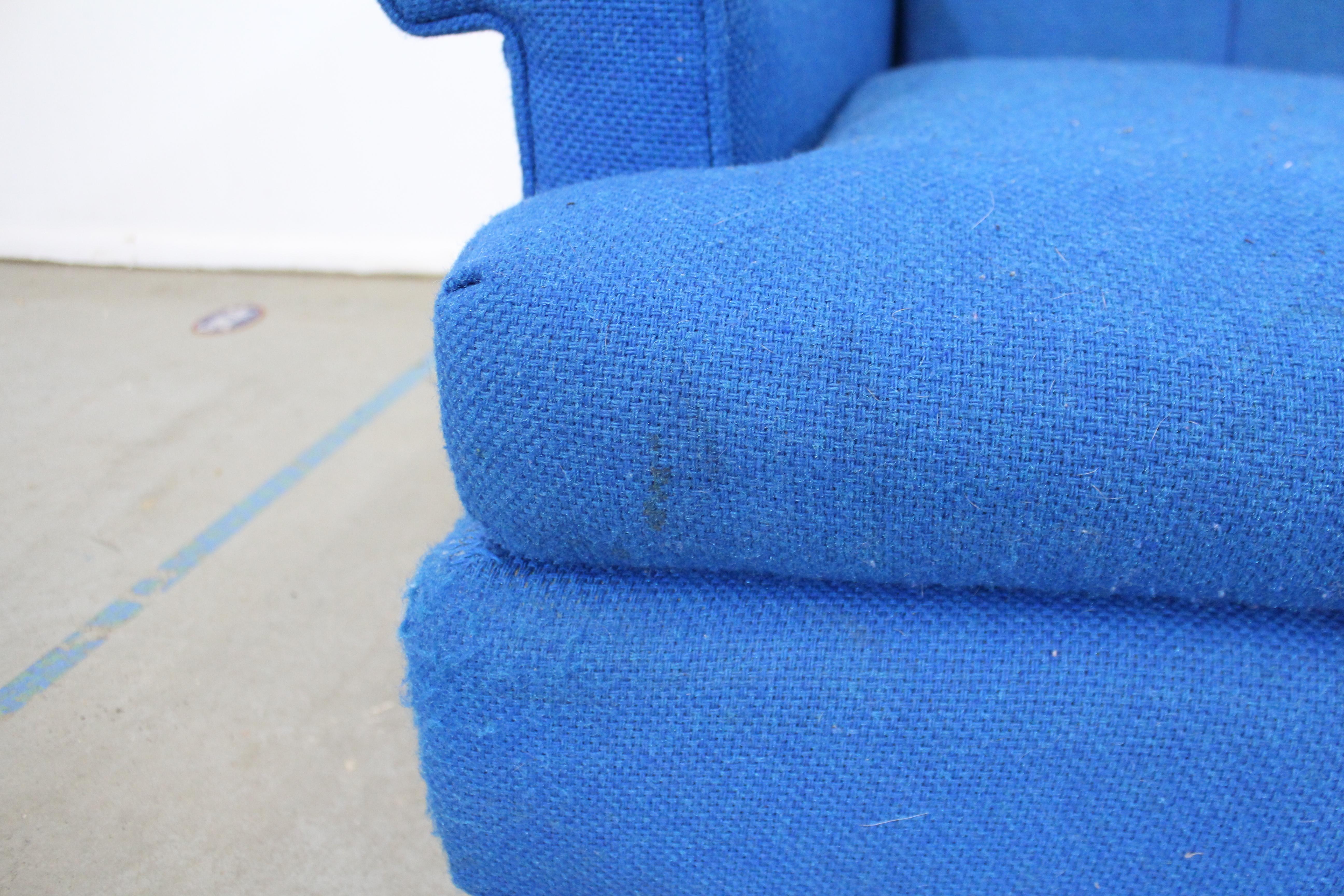 Blaues 3-Sitzer-Sofa aus der Jahrhundertmitte auf Holzgestell im Angebot 3
