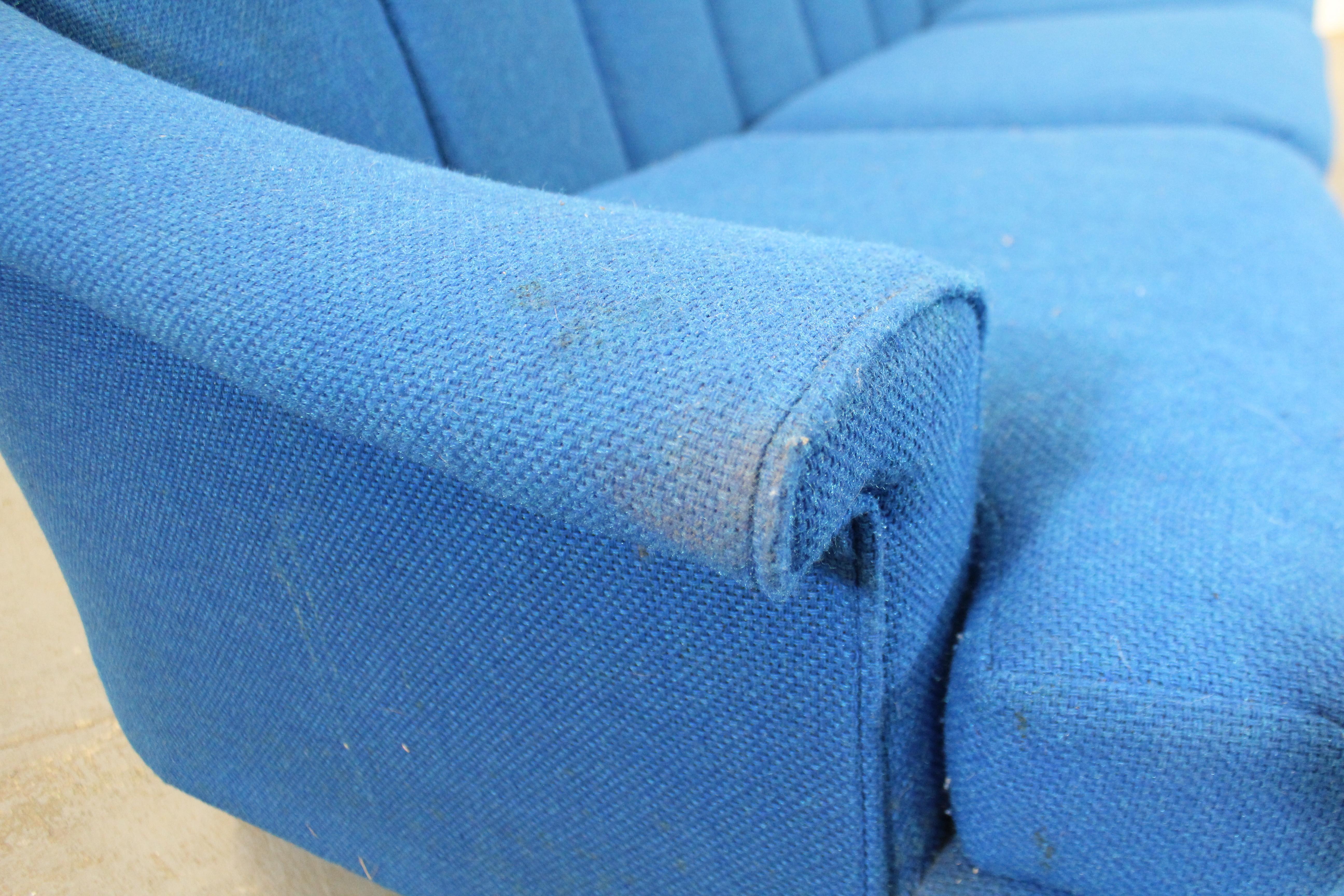 Blaues 3-Sitzer-Sofa aus der Jahrhundertmitte auf Holzgestell im Angebot 5