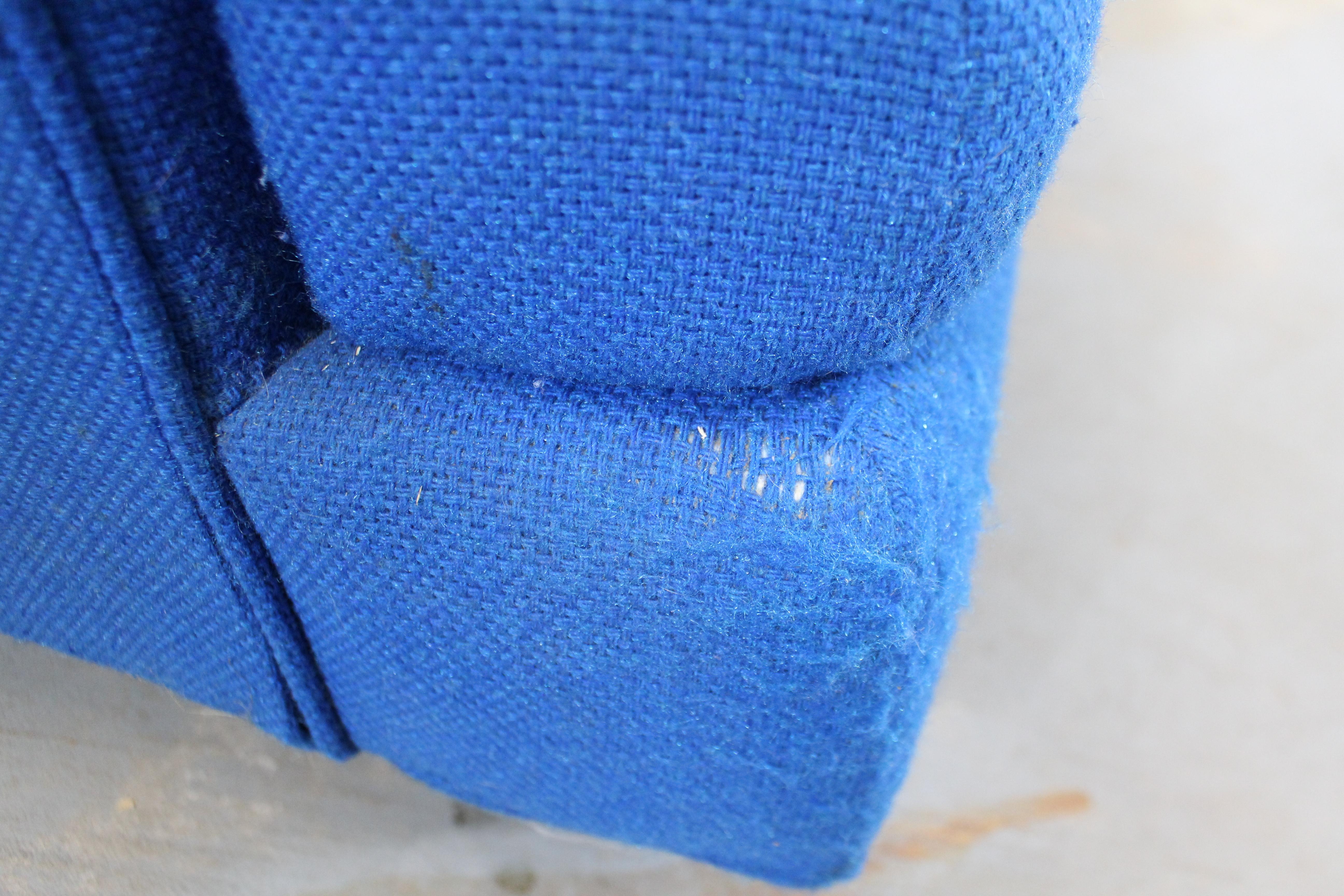 Blaues 3-Sitzer-Sofa aus der Jahrhundertmitte auf Holzgestell im Angebot 6
