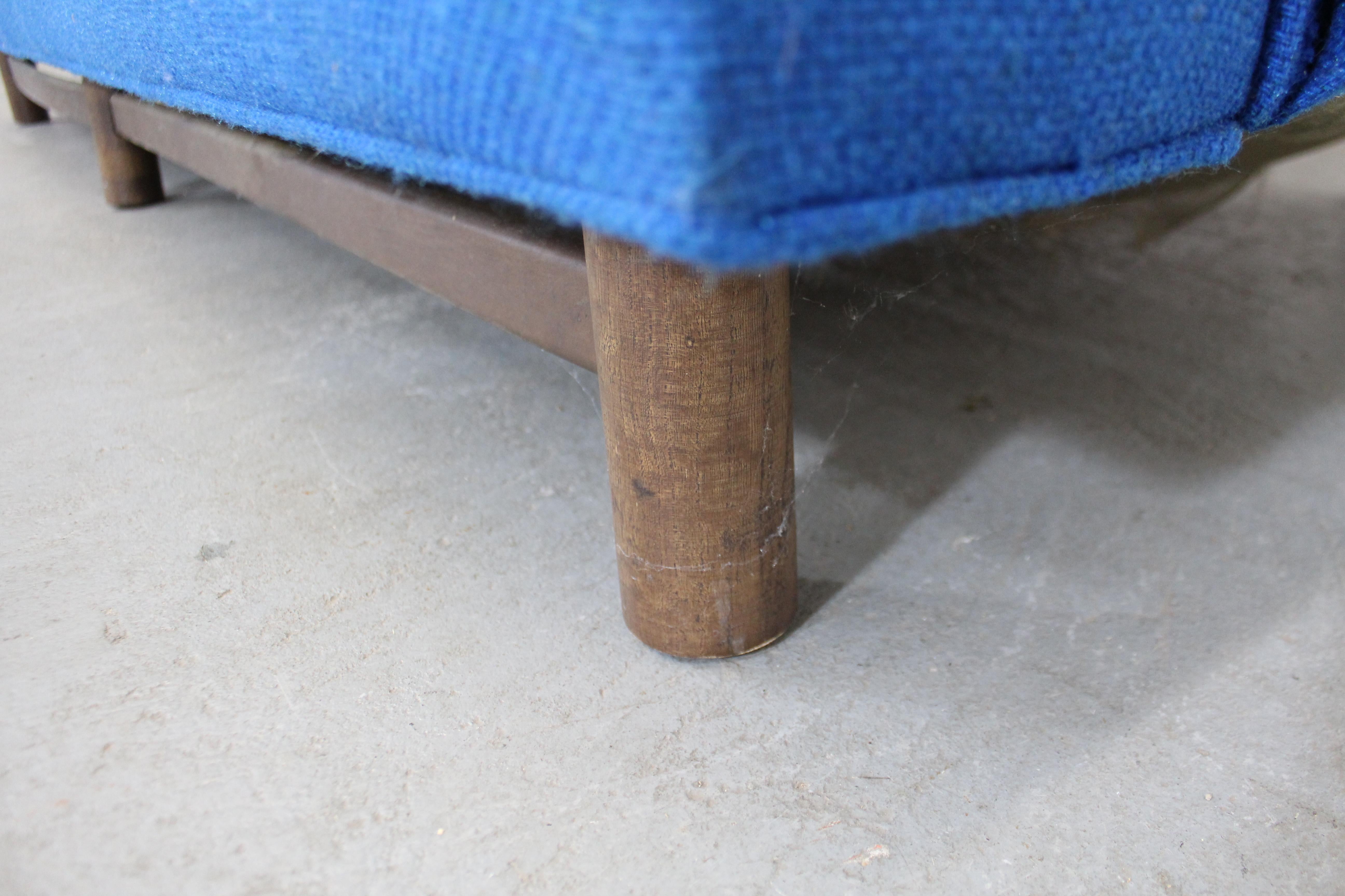 Blaues 3-Sitzer-Sofa aus der Jahrhundertmitte auf Holzgestell (amerikanisch) im Angebot