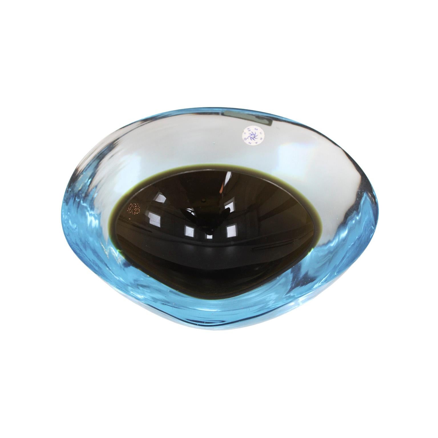 Mid-century Modern Glass Bowl. Attributed to Flavio Poli for Seguso. Italy, 50s.
In sommerso glass, the black body is submerged in a very slightly turquoise mass. (Color variant Nero – Turchese)

Every item LA Studio offers is checked by our team of