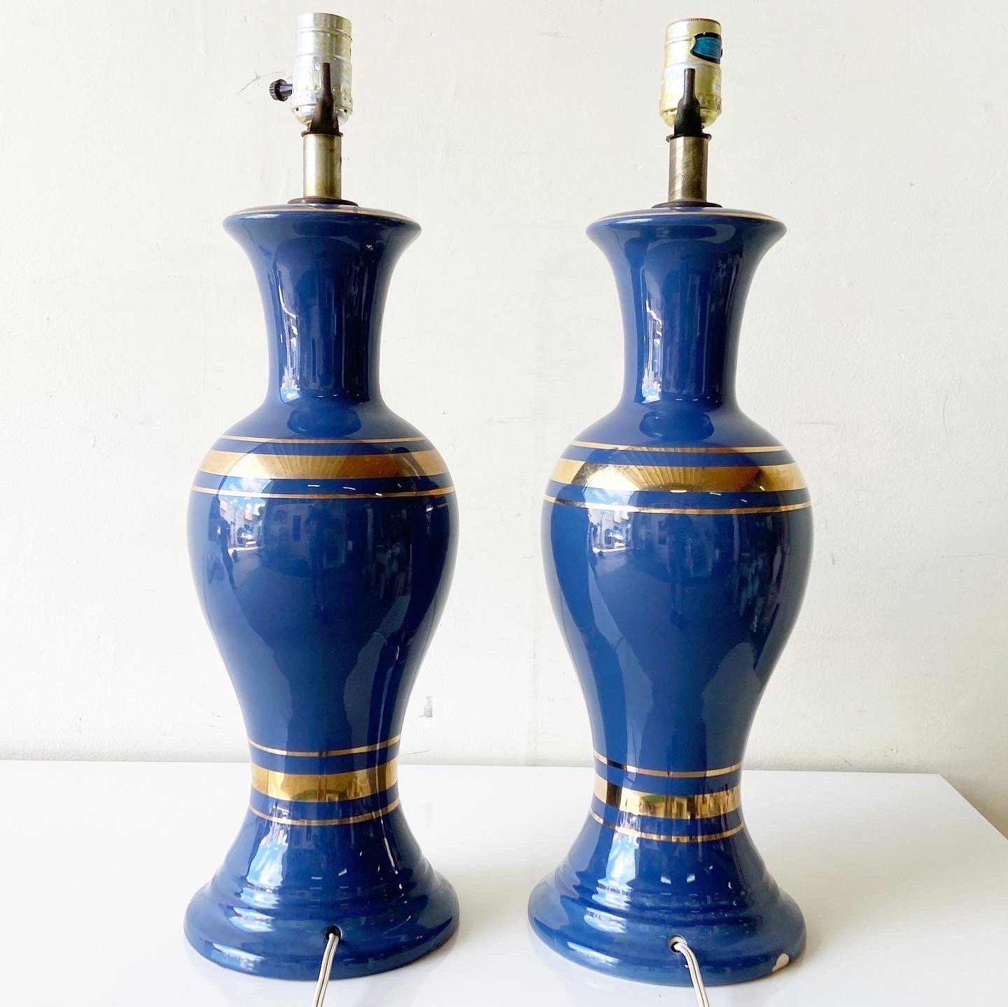 Postmoderne Paire de lampes de table en porcelaine bleue et dorée The Modernity en vente