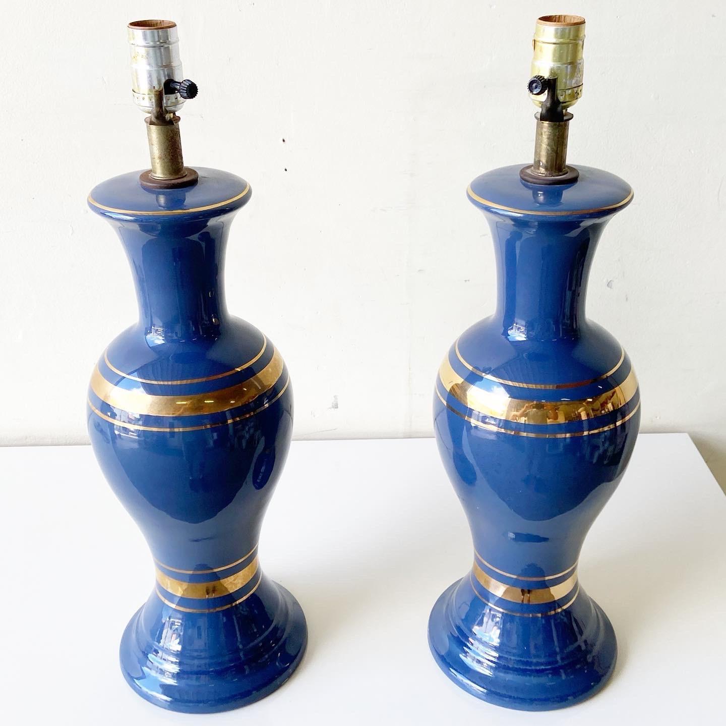 Américain Paire de lampes de table en porcelaine bleue et dorée The Modernity en vente