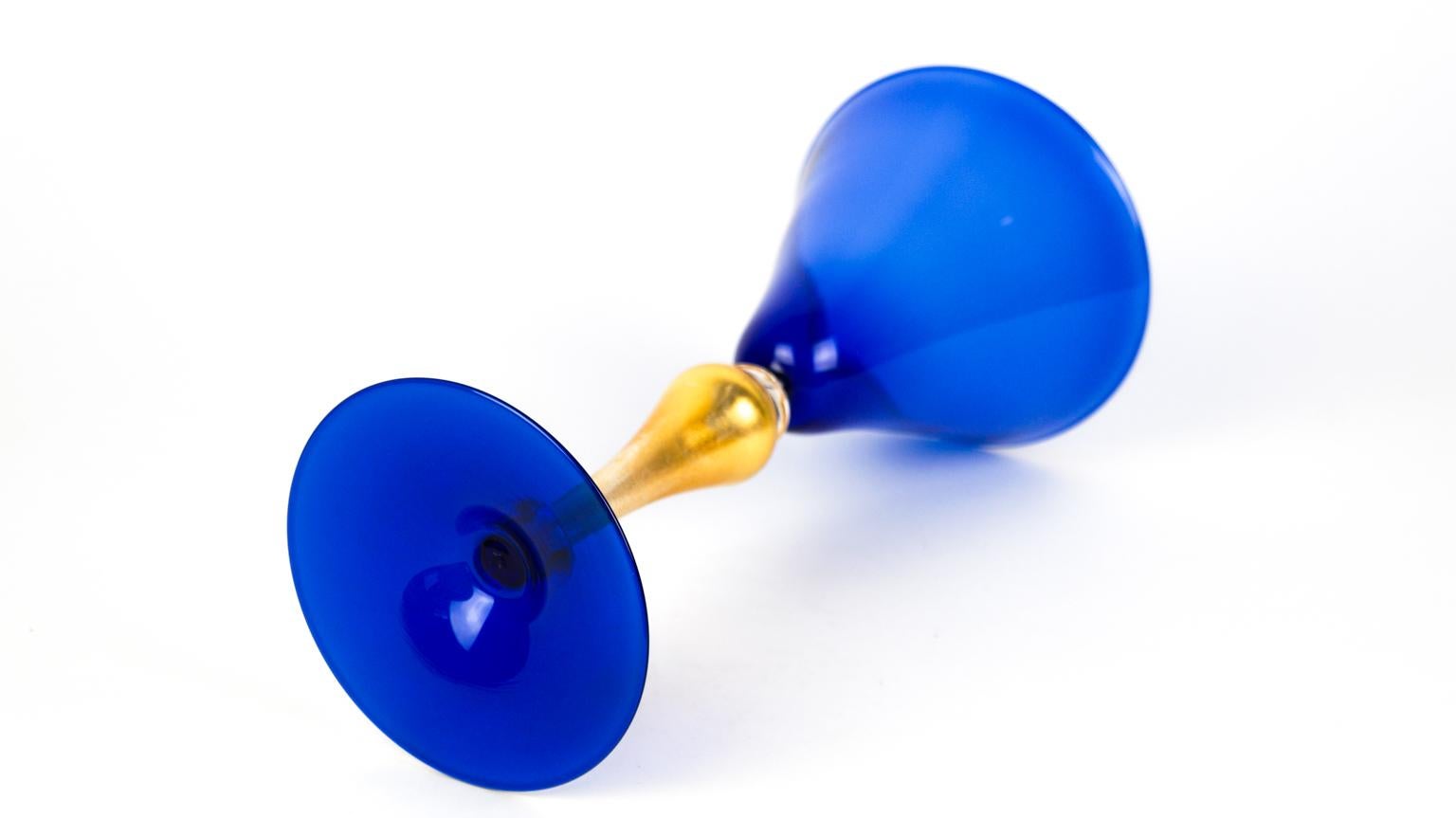 Ensemble de deux gobelets en verre de Murano vénitien bleu et or, de style moderne du milieu du siècle dernier, 1992 en vente 7