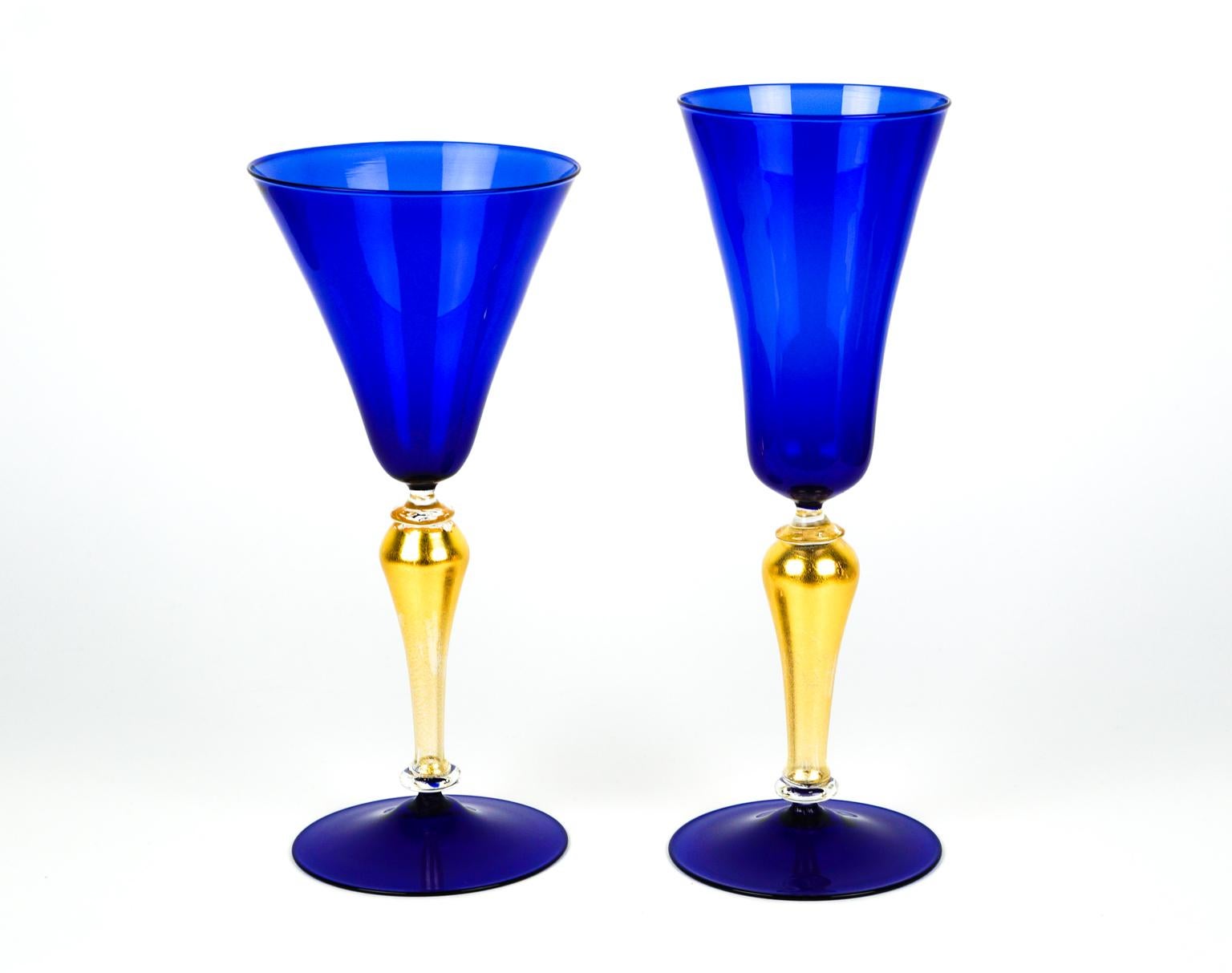 Elegante coppia di calici in vetro veneziano blu con foglia d'oro a 24 carati.
Gli oggetti in vetro di Murano sono tutti realizzati a mano dai nostri famosi artigiani muranesi, rendendo le nostre opere uniche e inimitabili. 

I calici sono stati